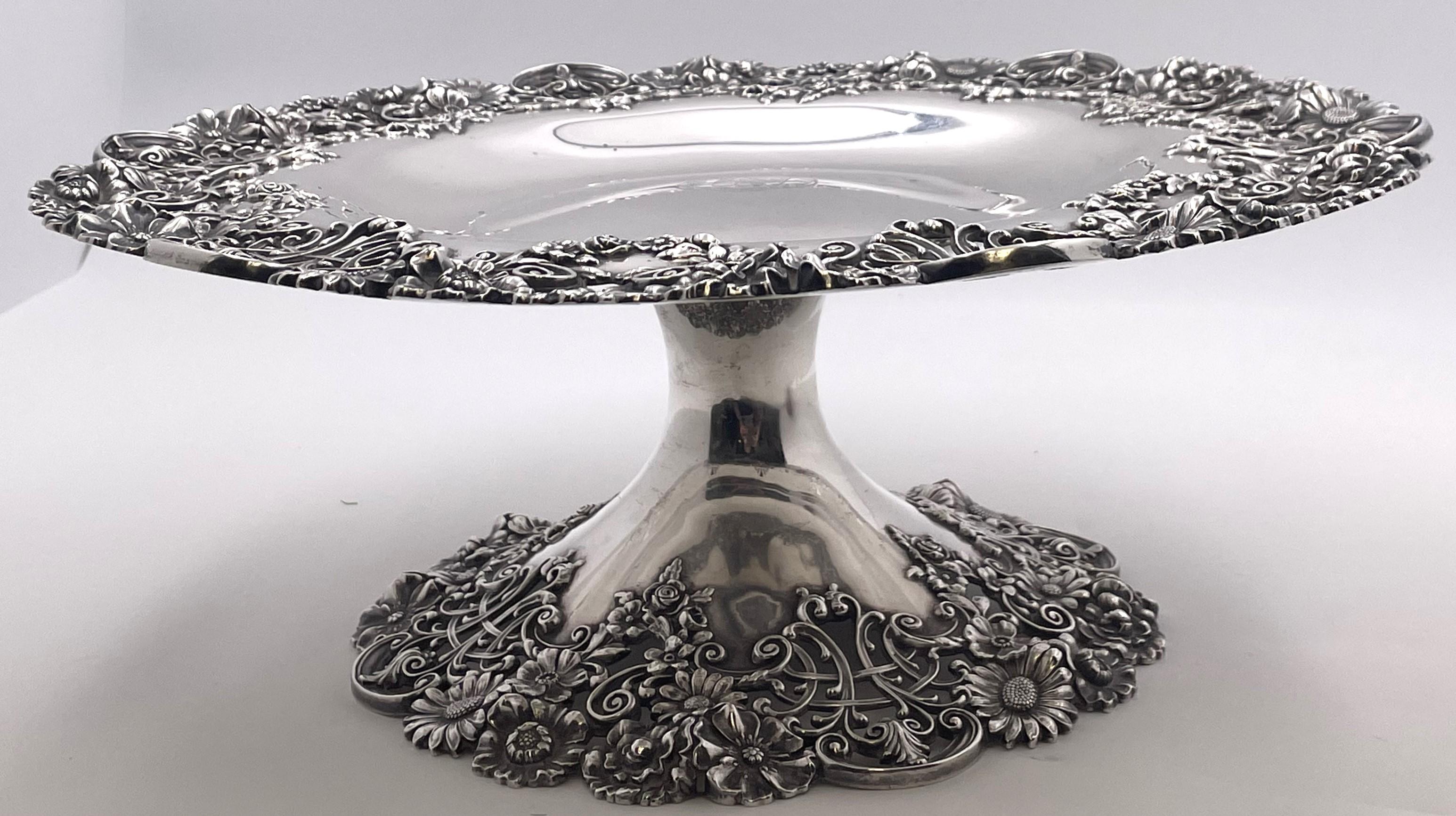 Tazza o cake stand de plata de ley Black, Starr & Frost de estilo Art Nouveau con motivos florales adornando el borde y la base de principios del siglo XX. Mide 14,5'' de diámetro (9,5'' sin contar el borde) por 5,5'' de altura, pesa 48,6 onzas troy