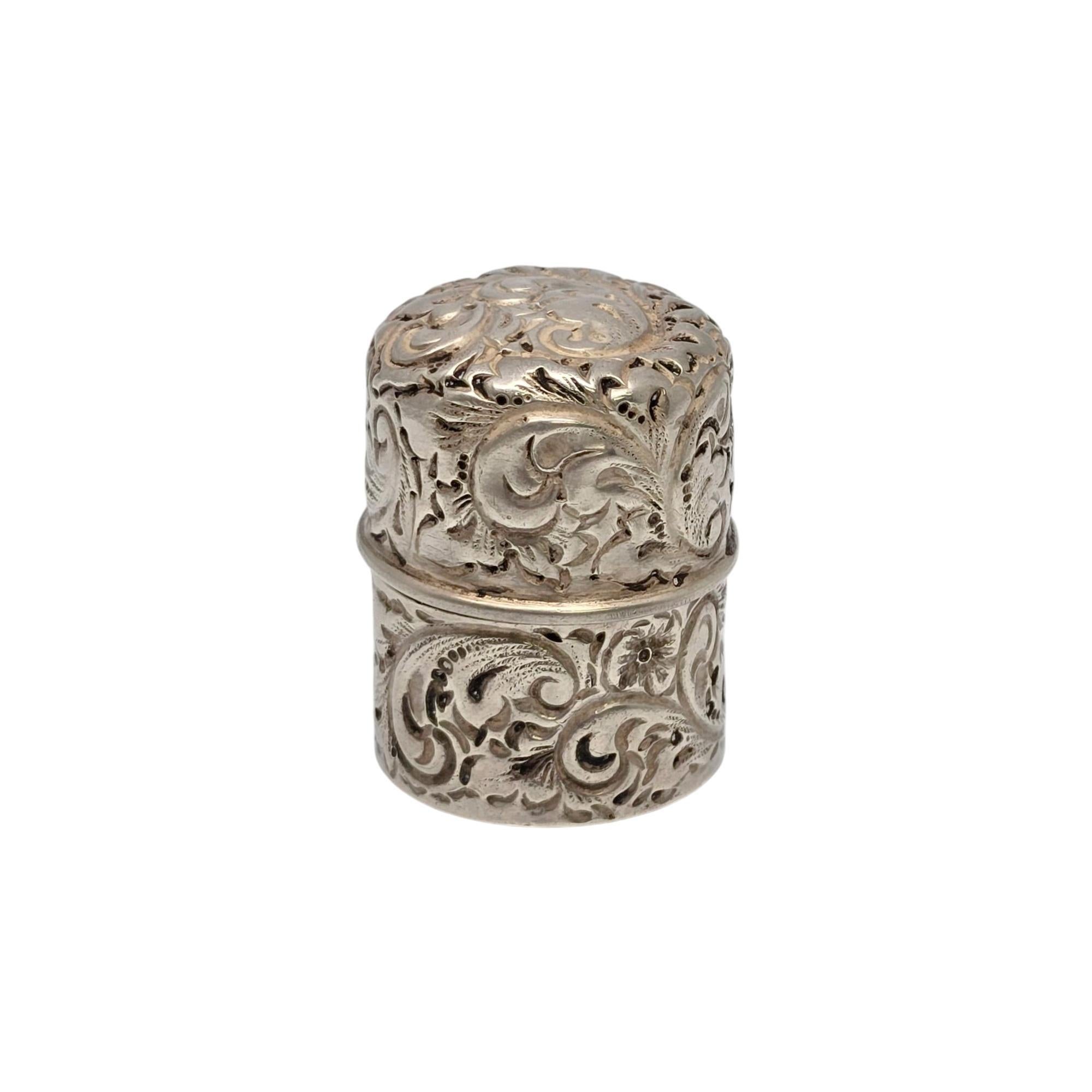 Etui à fil ancien en argent sterling par Starr & Frost.

Pas de monogramme ni de gravure.

Ce boîtier cylindrique contient une bobine de fil et la distribue par une fente avec une petite ouverture pour le fil. Il est orné d'un magnifique motif de