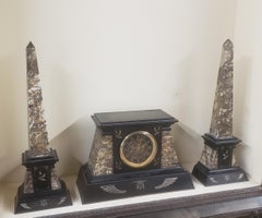 Ensemble de garnitures d'horloge néo-égyptienne noire, Starr & Frost, datant d'environ 1860