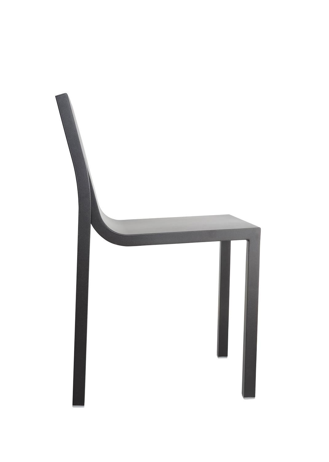 Schwarzer Stedelijk-Stuhl von Sabine Marcelis

Der raffinierte und architektonische Black Stedelijk Chair verkörpert die minimalistische Vision von Sabine Marcelis mit einer kühnen, zeitgenössischen Note. Die tiefmattschwarze Pulverbeschichtung
