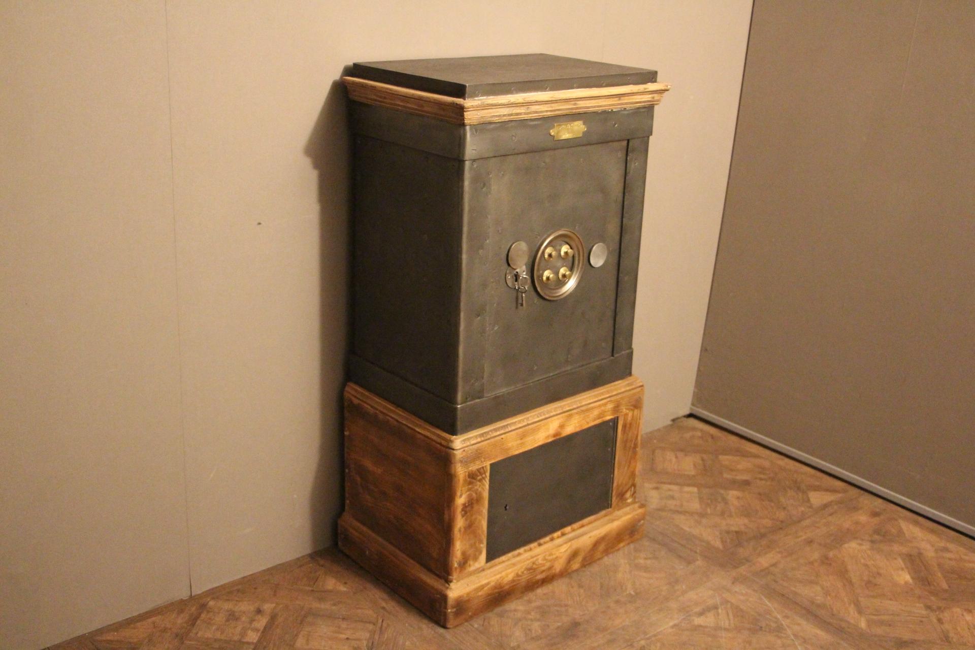 Beautiful French steel, wood and iron safe opening with its keys and its four letters' combination. Fully functional. It features two doors, one on the top and another one in its base.
The top door reveals a very sturdy mechanism closing thanks to