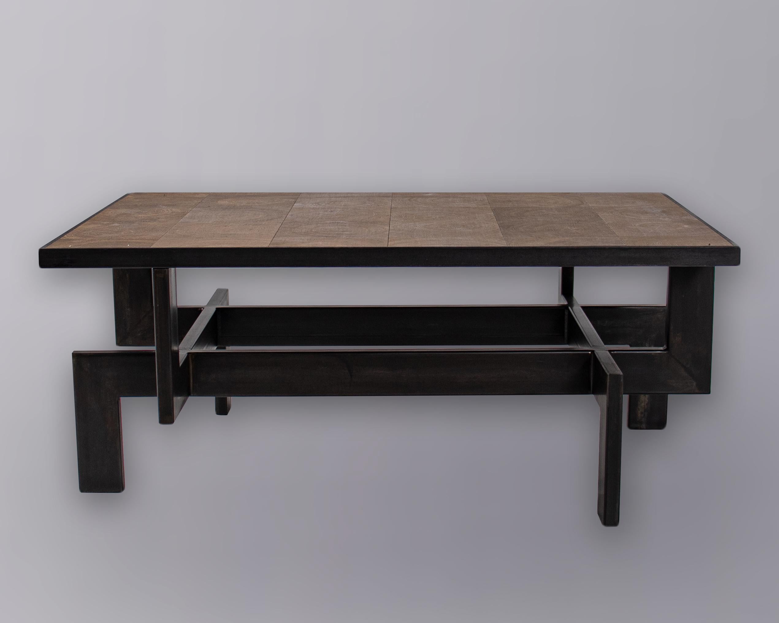 XXIe siècle et contemporain Base de table basse de forme géométrique en acier noir avec plateau en chêne naturel en vente