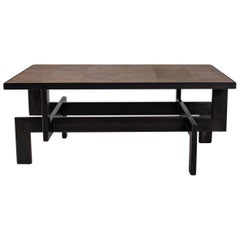 Base de table basse de forme géométrique en acier noir avec plateau en chêne naturel