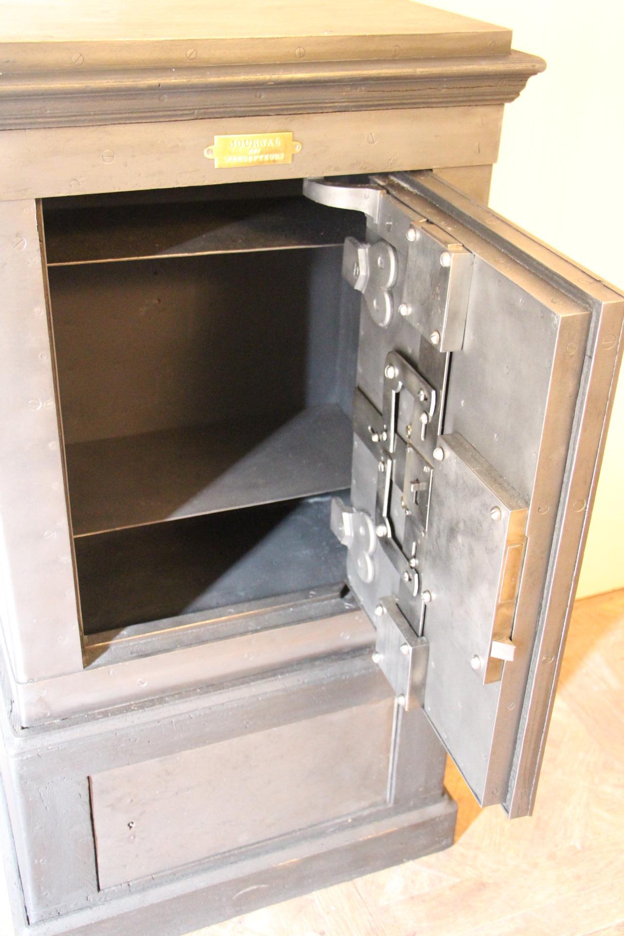 Black Steel, Iron and Wood Safe with All Keys and Working Combination In Good Condition In Saint-Ouen, FR