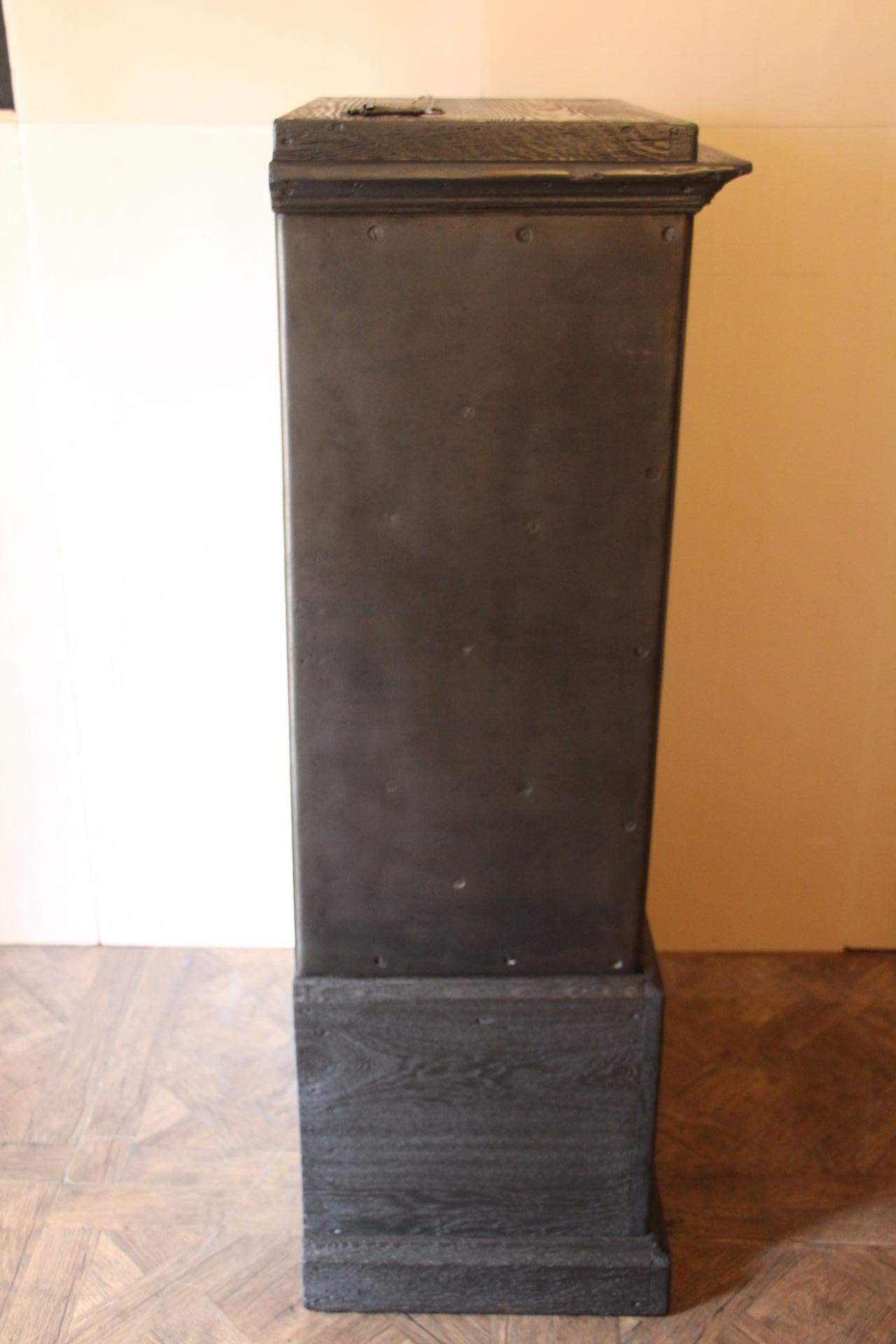 Coffre-fort en acier noir, fer et bois avec clés par Petitjean Paris, meuble à boissons 5