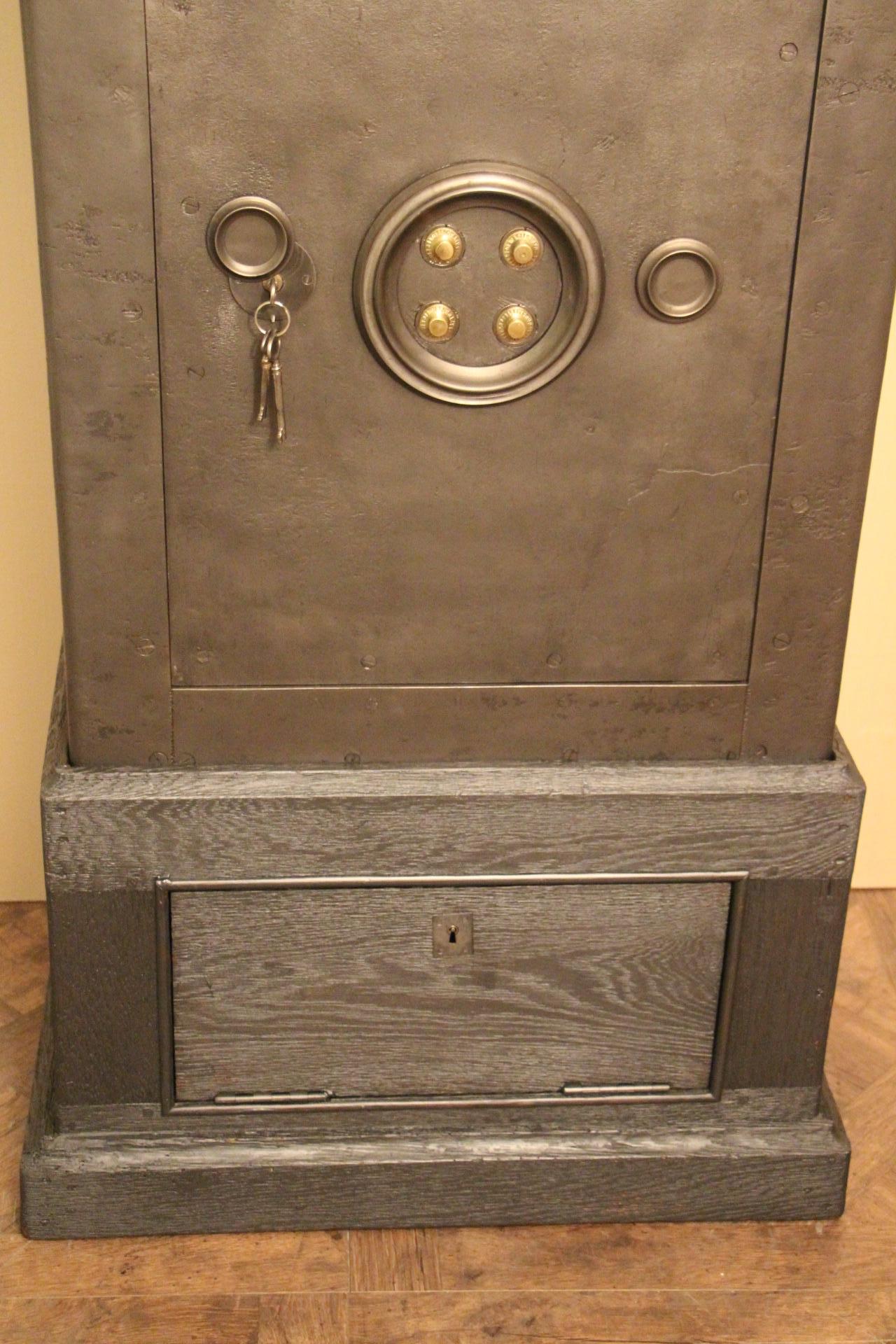 Industriel Coffre-fort en acier noir, fer et bois avec clés par Petitjean Paris, meuble à boissons