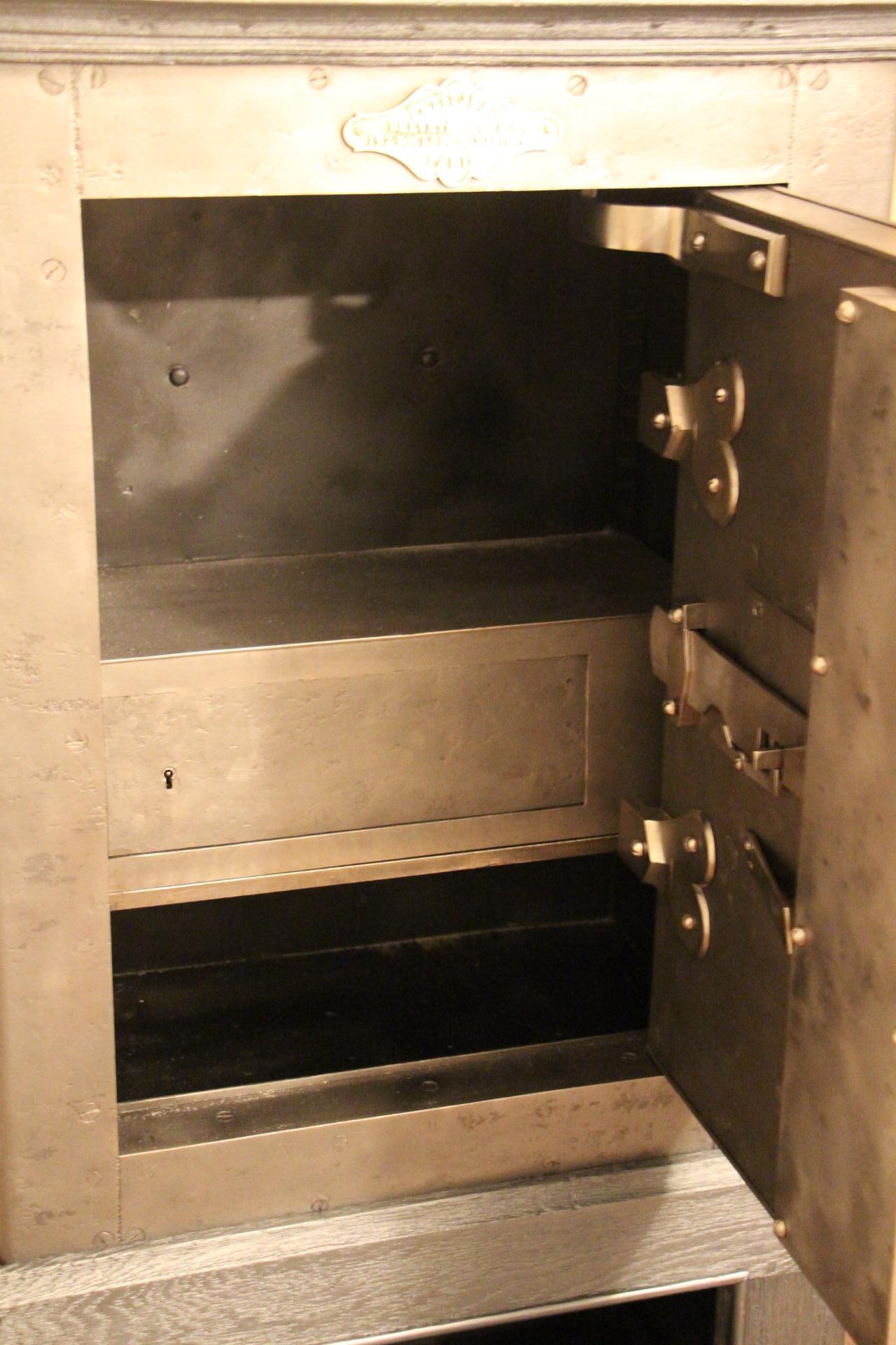 Coffre-fort en acier noir, fer et bois avec clés par Petitjean Paris, meuble à boissons Bon état à Saint-Ouen, FR