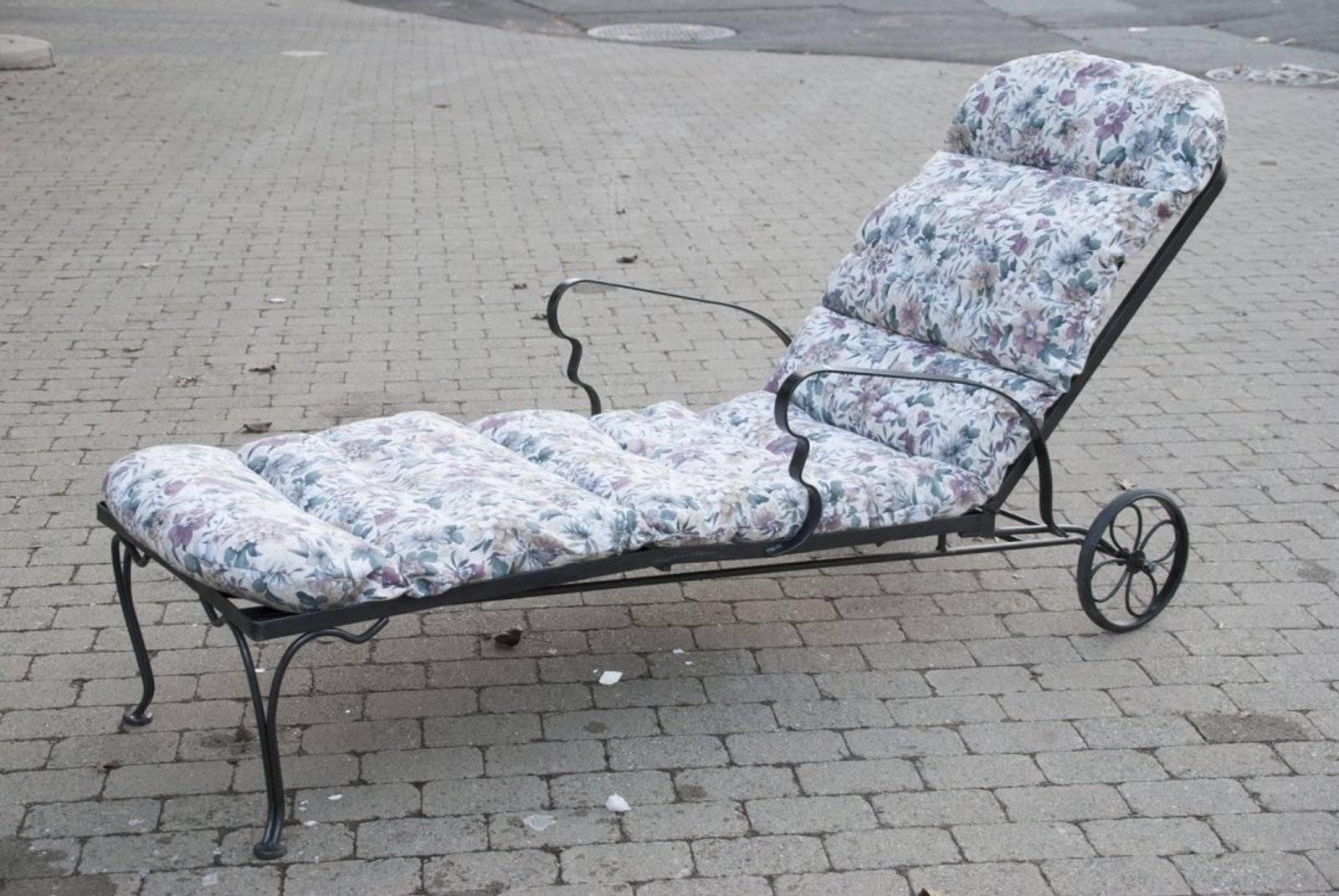 Black Steel Patio Chaise Longue In Good Condition In Sheffield, MA