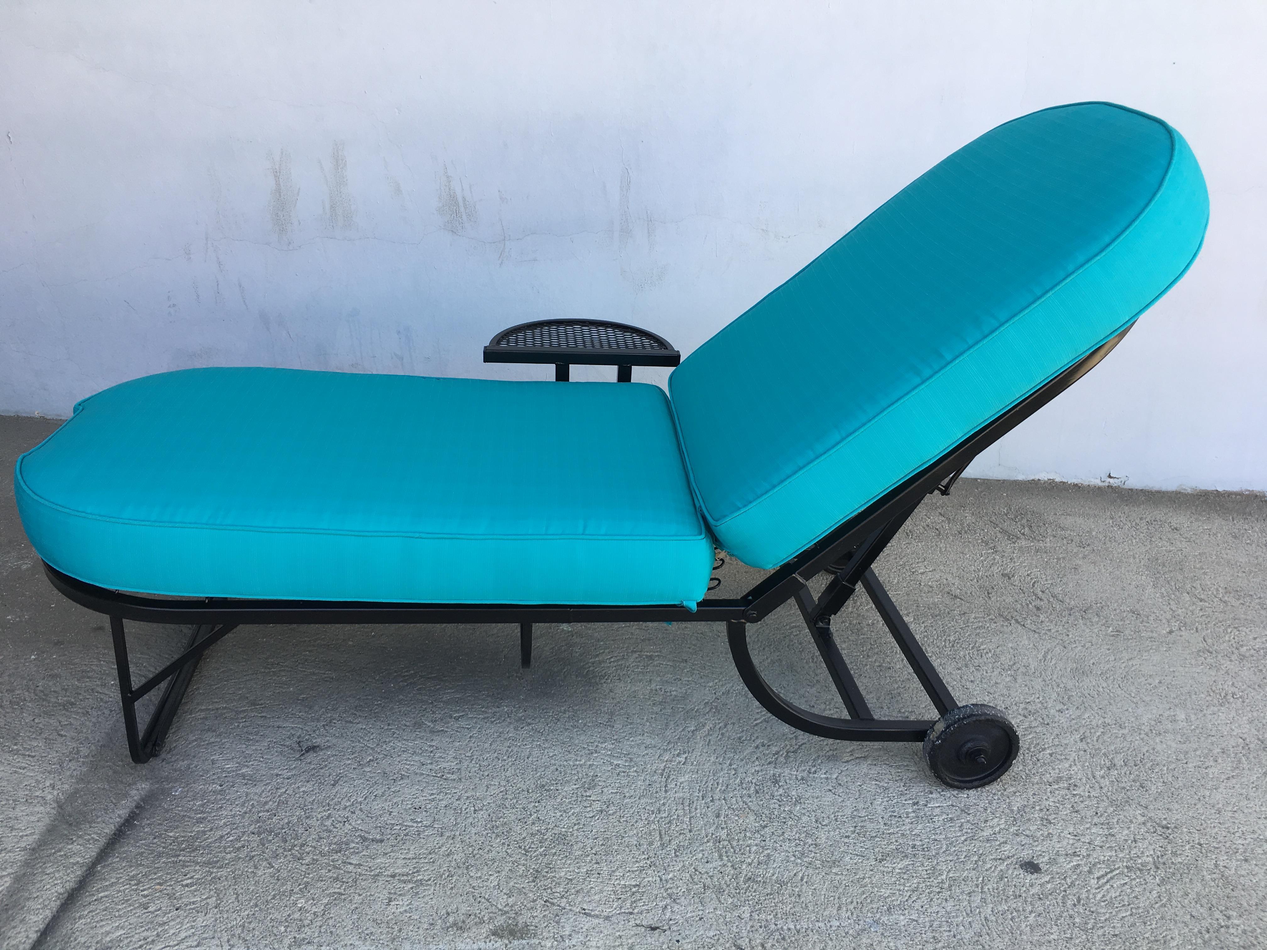Black steel tubular outdoor / patio chaise lounge, produced in 1960 by the Woodard Furniture Company. This comfortable and stylish vintage chaise lounge features a fully adjustable reclining back and back wheels for easy moving. The modern oval