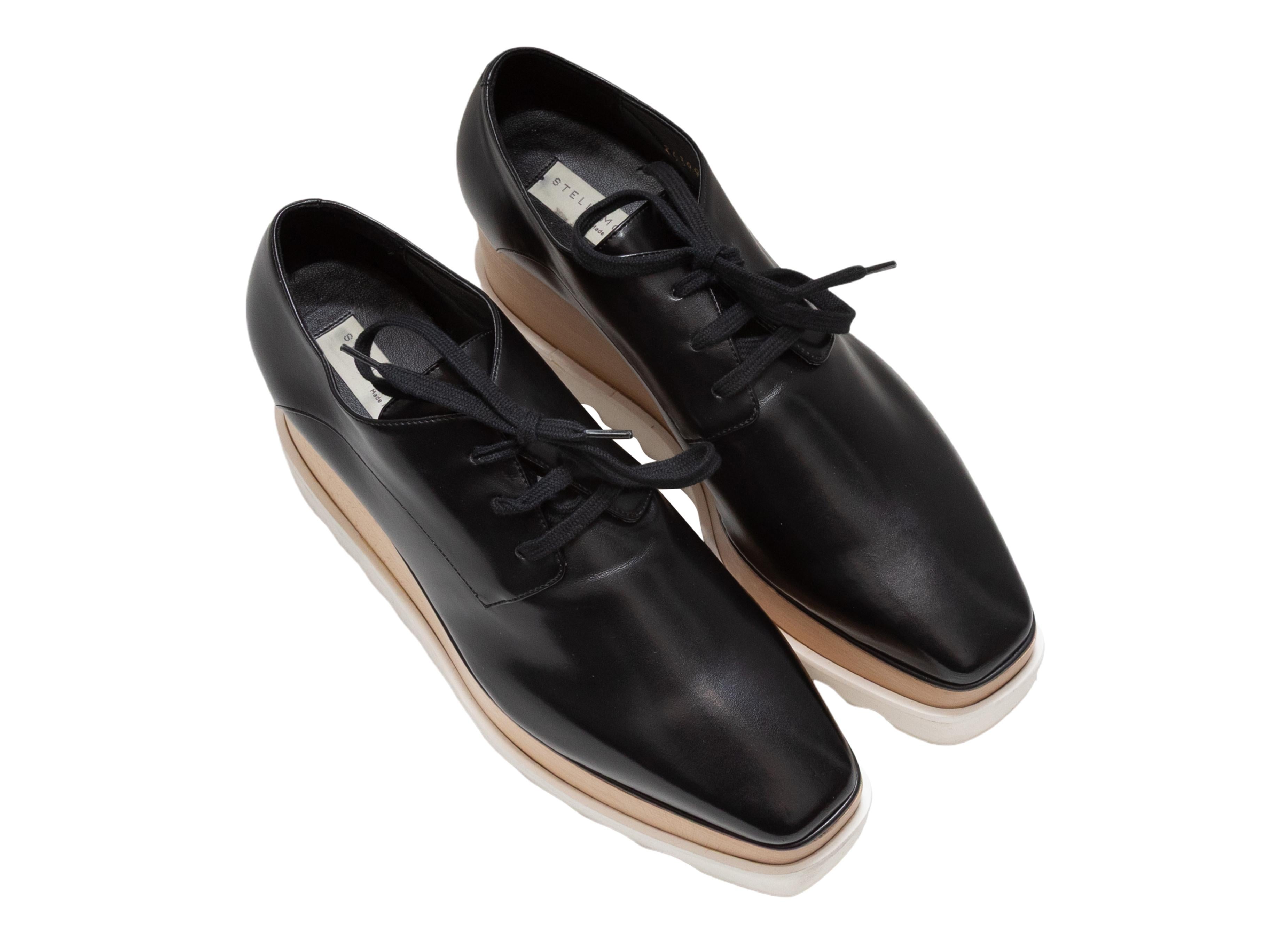 Chaussures à semelle compensée en cuir végétal noir, signées Stella McCartney. Semelles en bois et en caoutchouc. Fermetures à lacets sur le dessus. Hauteur de la plateforme de 2