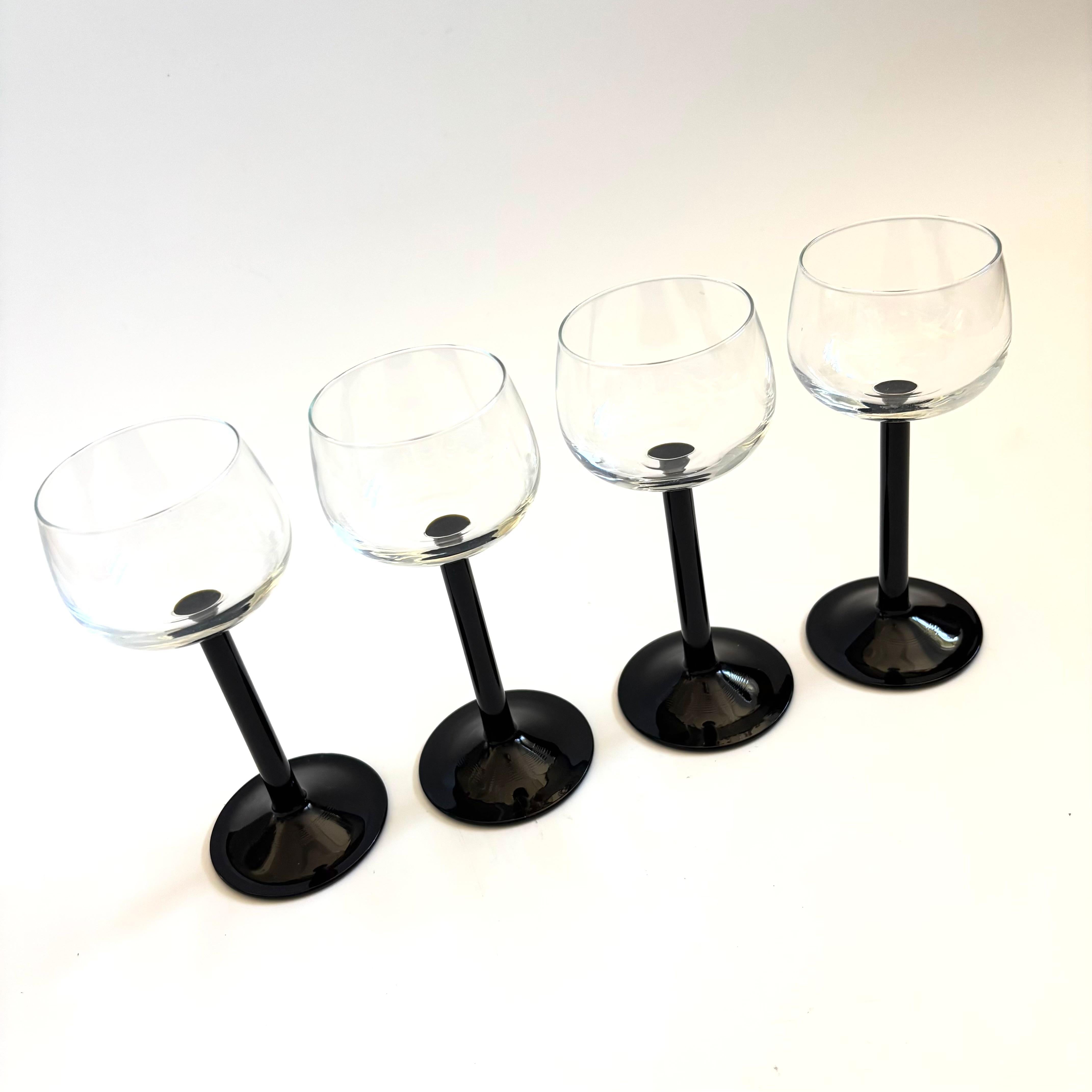 Elegantes Set aus 4 Vintage-Coupé-Gläsern mit schwarzem Stiel. Perfekt für Champagner. Hergestellt in Frankreich von Luminarc.

