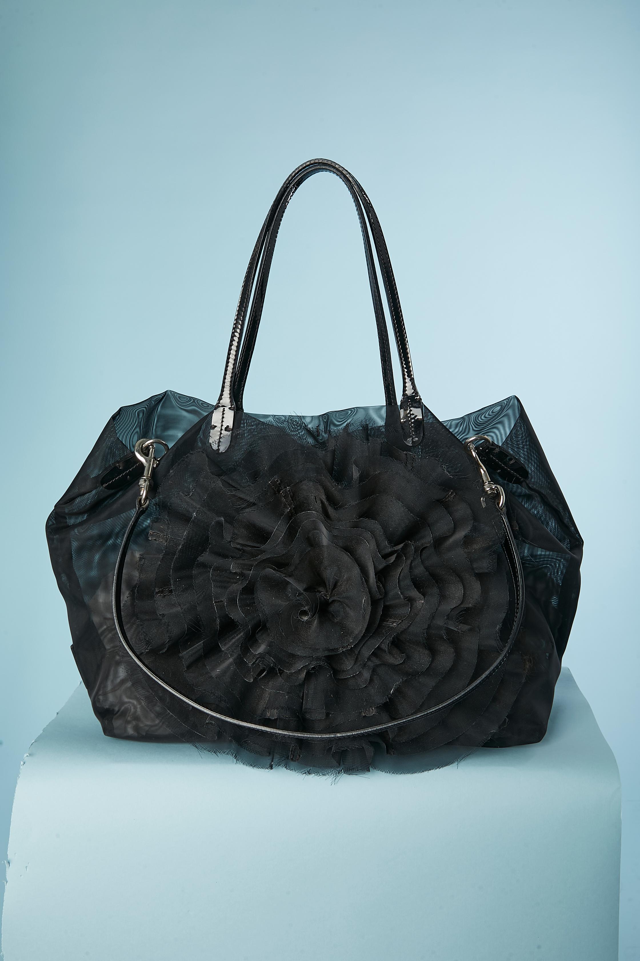Nero Borsa nera in tulle di nylon rigido con fiore oversize su Valentino Garavani in vendita