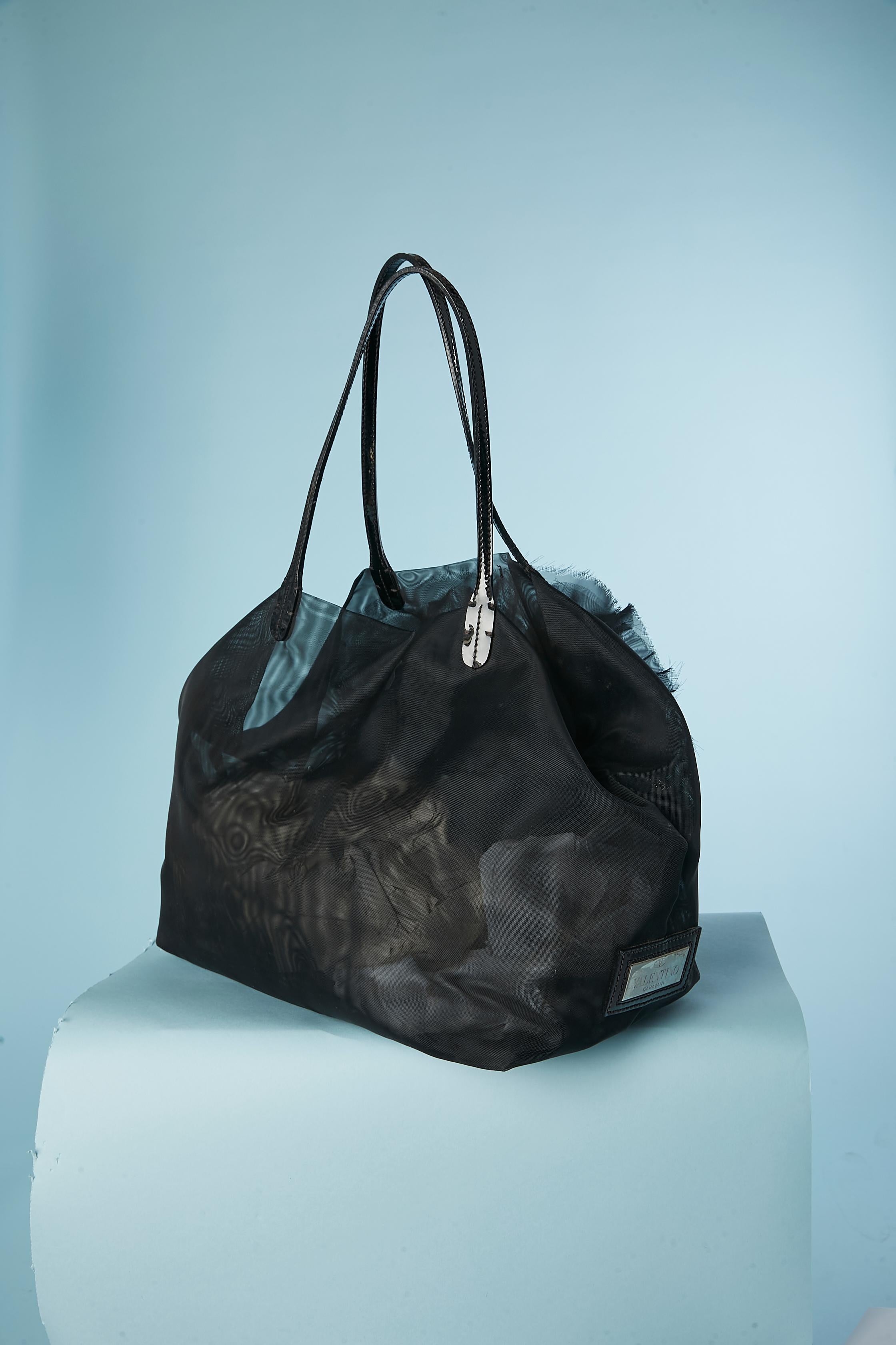 Donna Borsa nera in tulle di nylon rigido con fiore oversize su Valentino Garavani in vendita