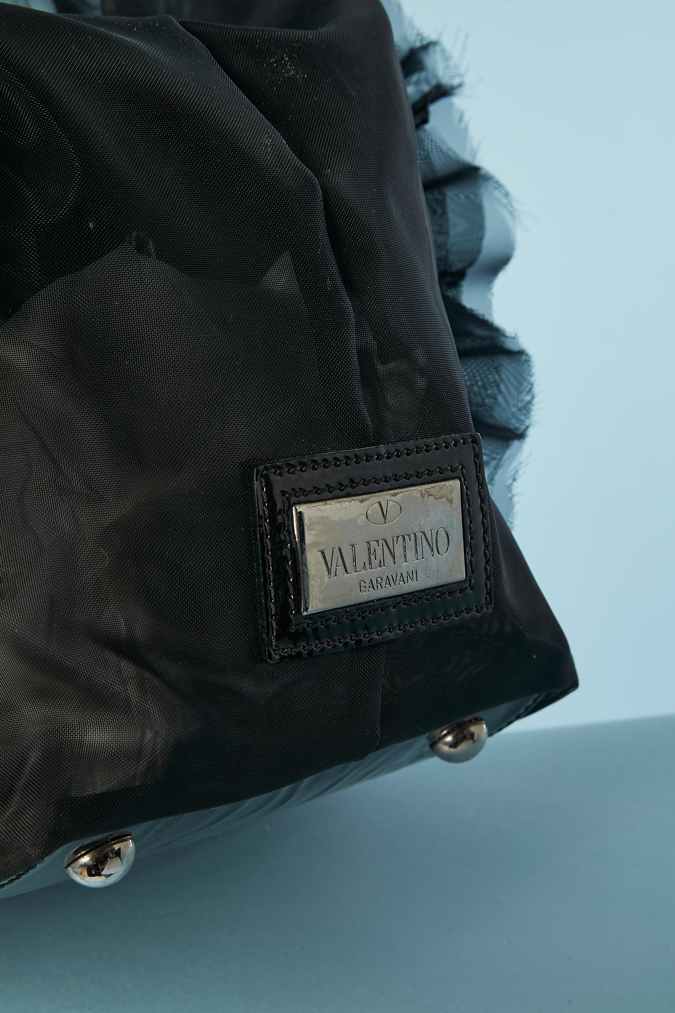 Borsa nera in tulle di nylon rigido con fiore oversize su Valentino Garavani in vendita 1