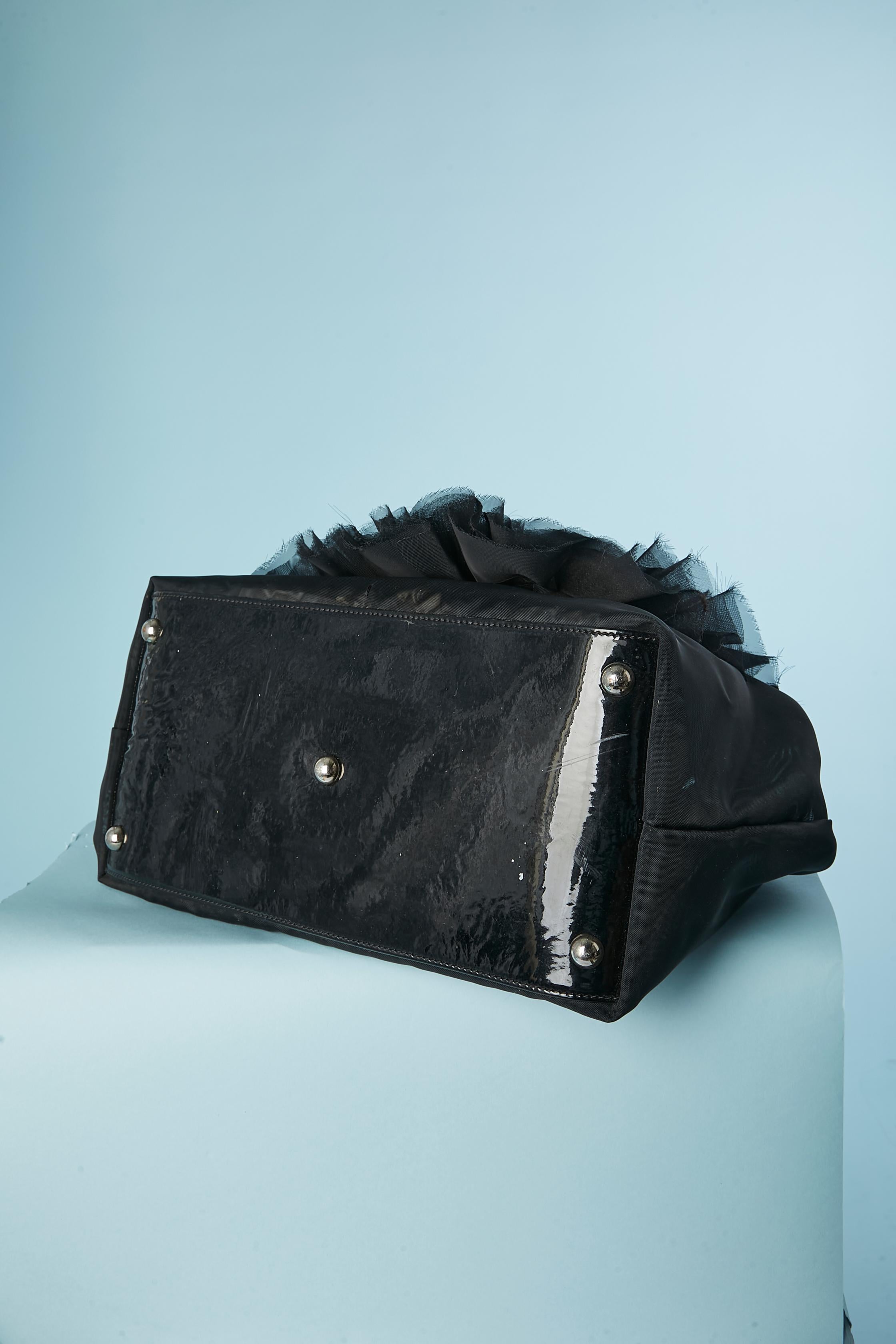 Borsa nera in tulle di nylon rigido con fiore oversize su Valentino Garavani in vendita 2