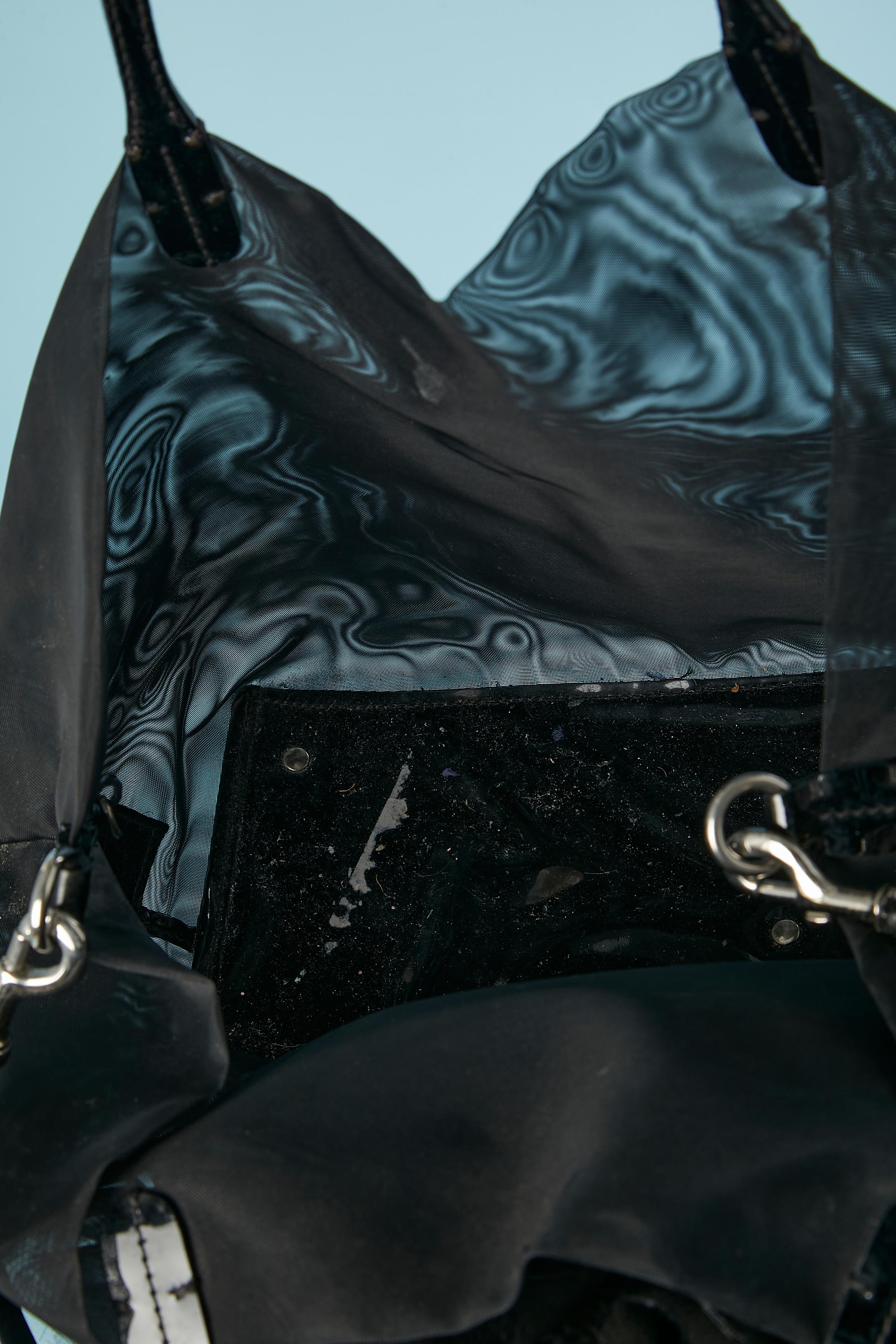 Borsa nera in tulle di nylon rigido con fiore oversize su Valentino Garavani in vendita 4