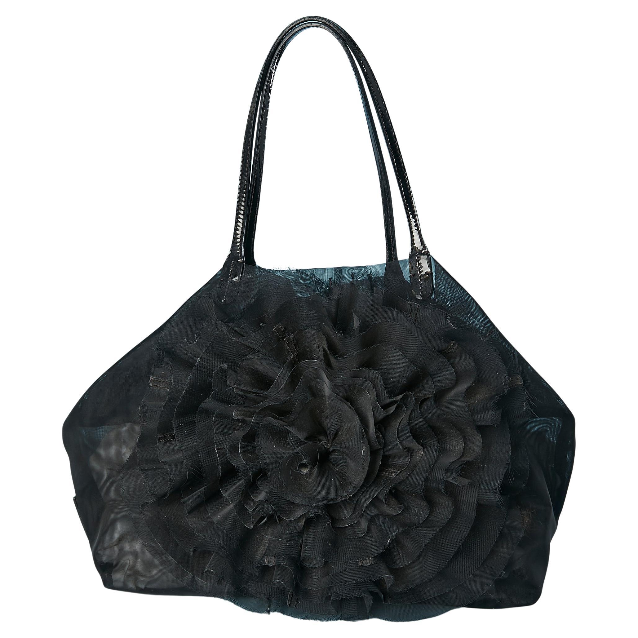 Borsa nera in tulle di nylon rigido con fiore oversize su Valentino Garavani in vendita