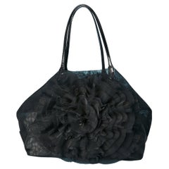 Schwarze stiff Nylon-Tweedtasche mit übergroßer Blume auf Valentino Garavani