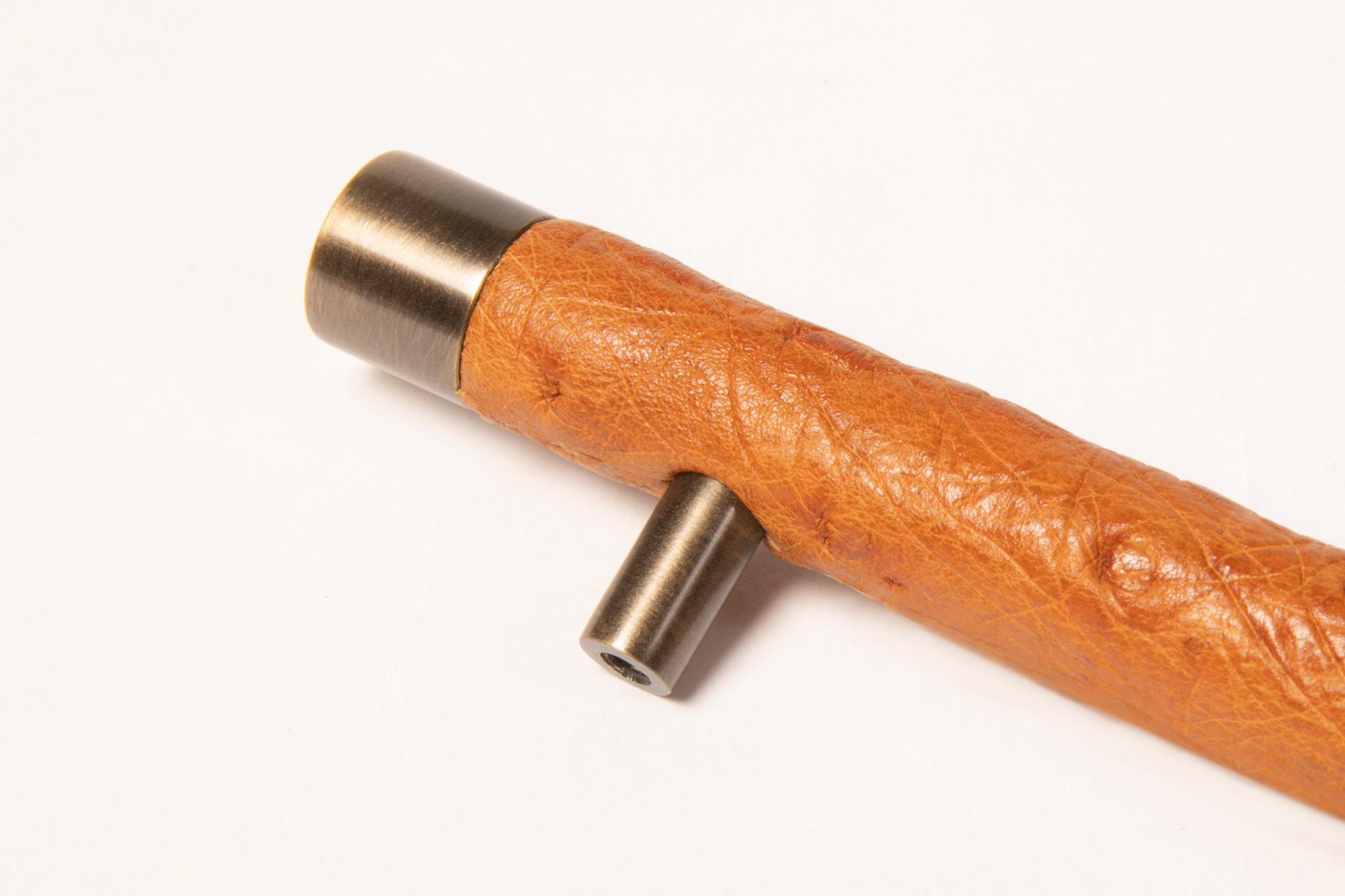Tirador de lujo Varios acabados de metal y cuero Forma de tubo Negro Grande en venta 2