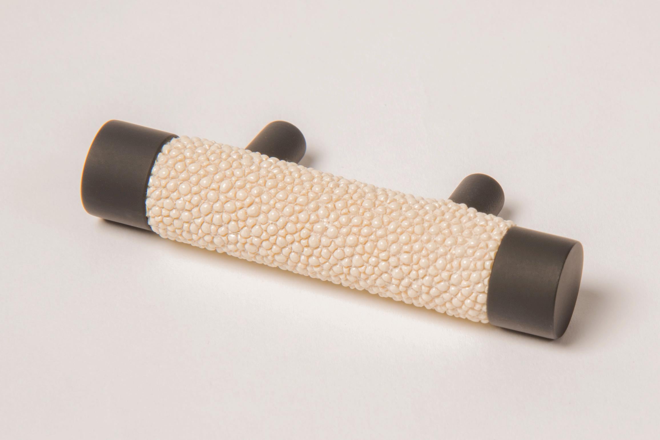 Tirador de lujo Varios acabados de metal y cuero Forma de tubo Negro Grande en Nuevo estado para la venta en Alcoy, Alicante