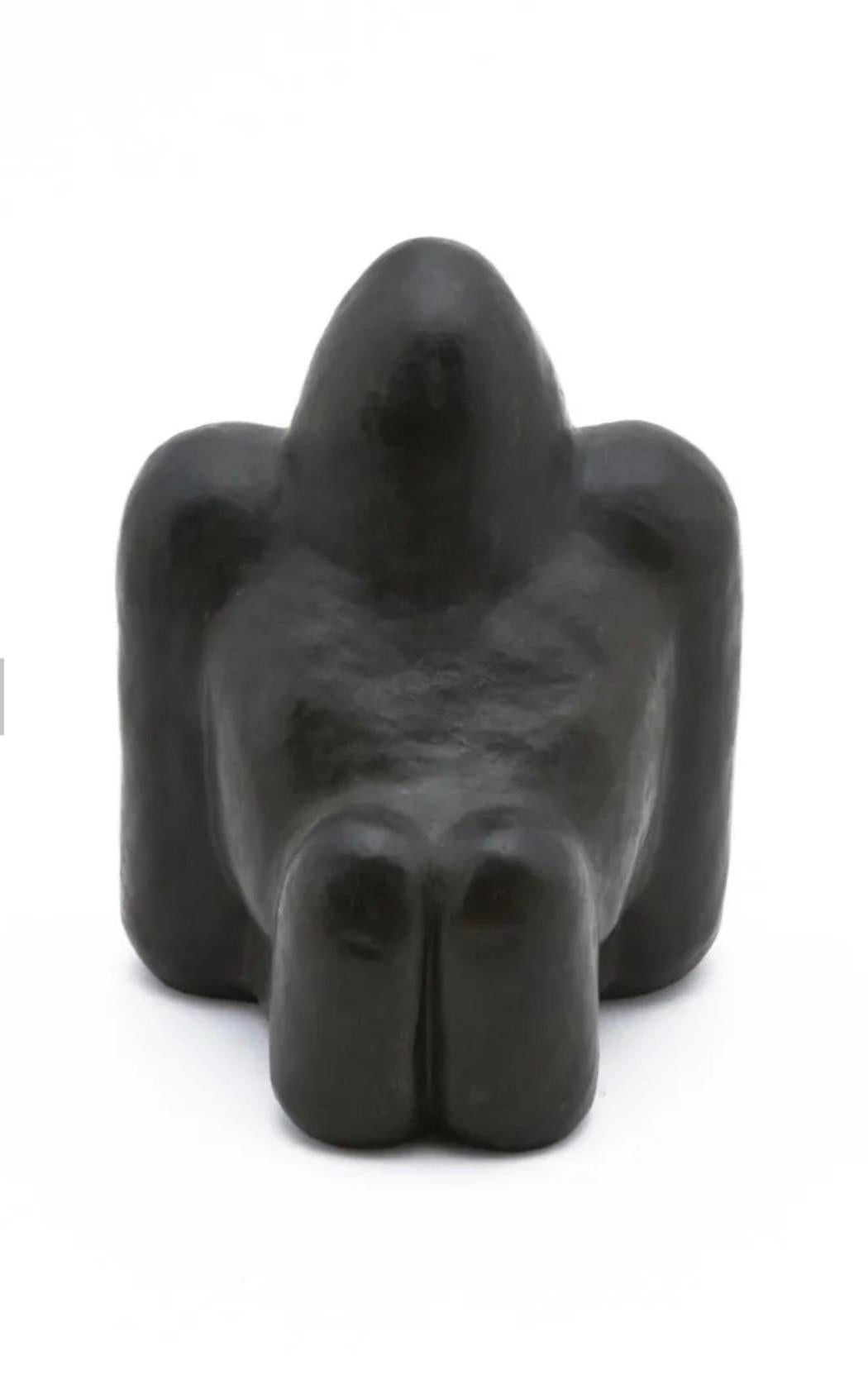 Mid-Century moderno Scultura di scimmia stilizzata in pietra nera in vendita
