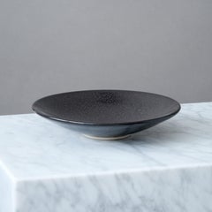 Schale aus schwarzem Steinzeug vom schwedischen Keramiker Roger Nilsson, Höganäs, Schweden, 1986.
