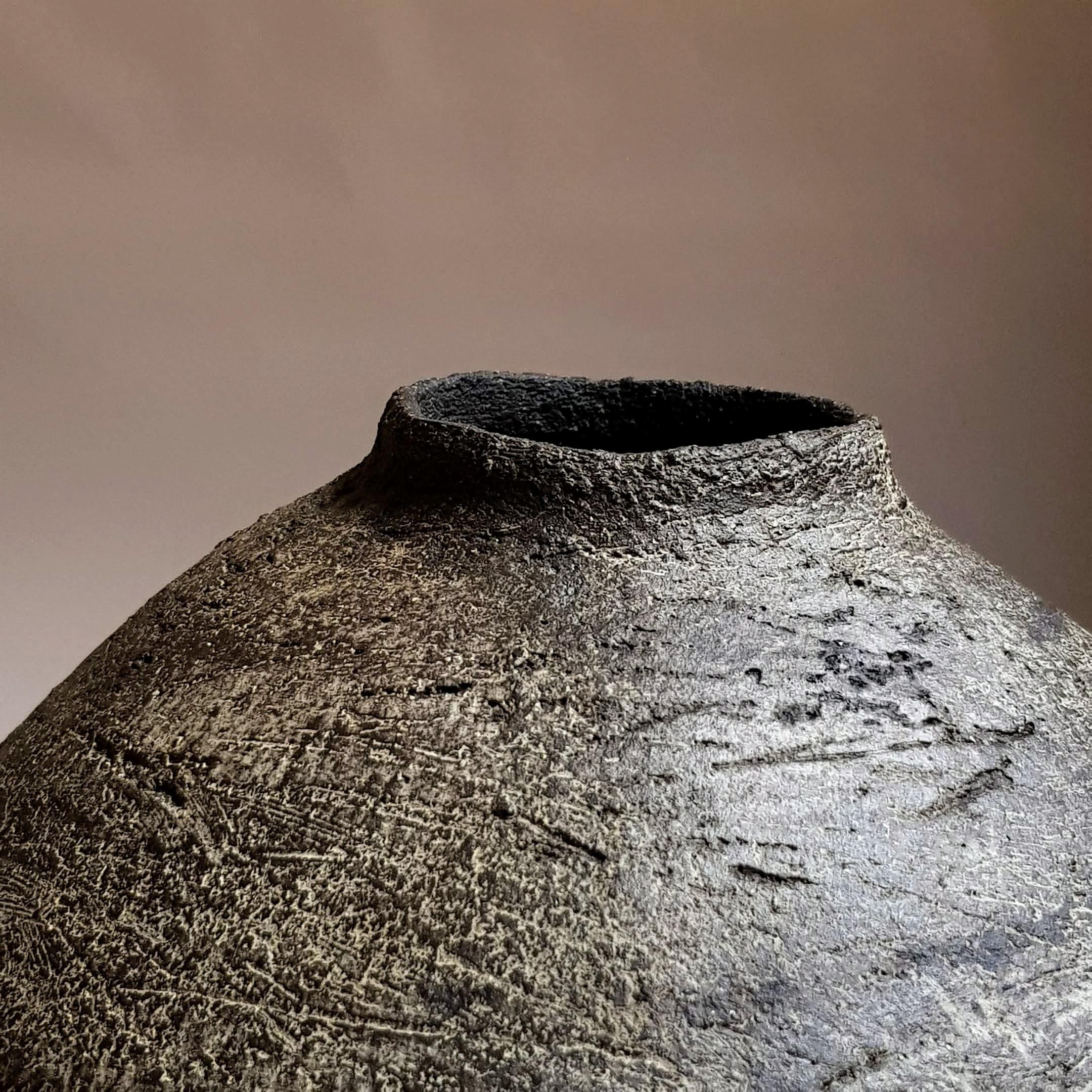 Black Stoneware Chytra Vase by Elena Vasilantonaki In New Condition For Sale In Geneve, CH