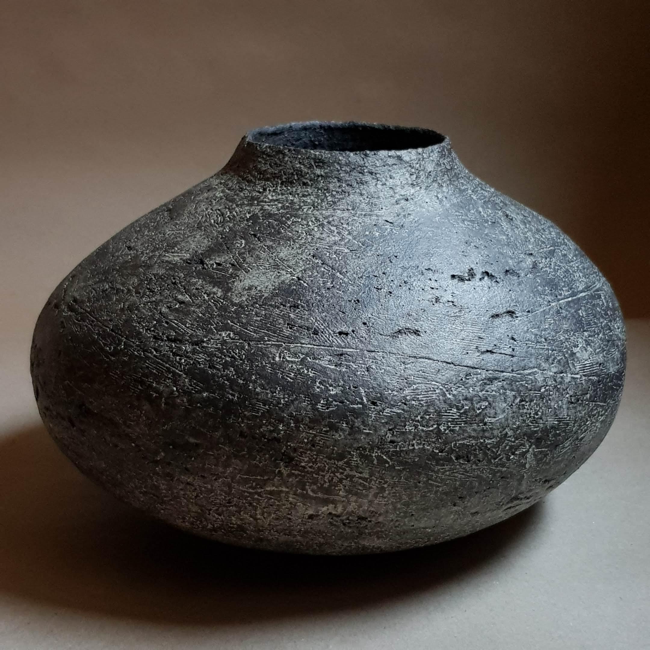 Black Stoneware Chytra Vase by Elena Vasilantonaki In New Condition For Sale In Geneve, CH