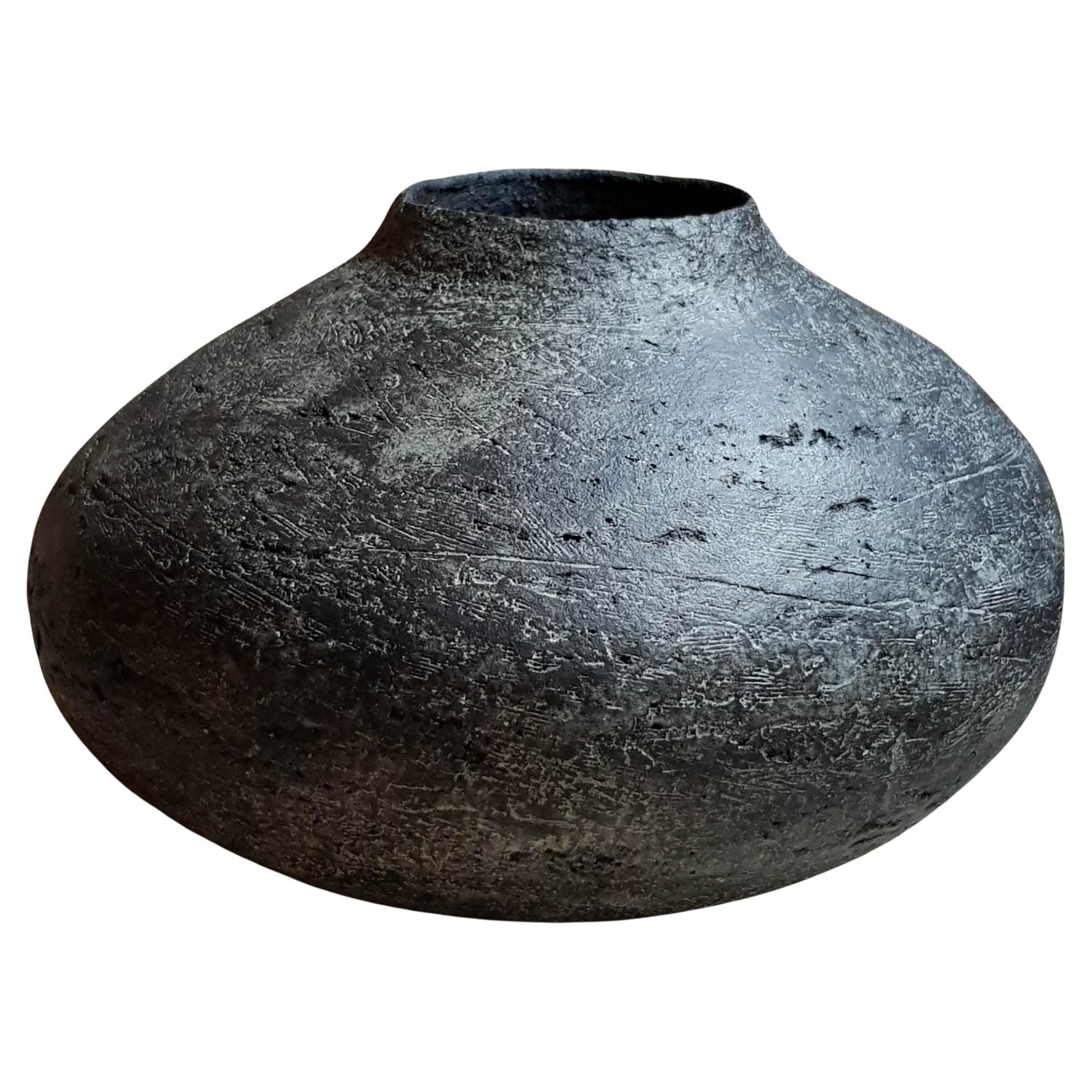 Schwarze Chytra-Vase aus Steingut von Elena Vasilantonaki im Angebot