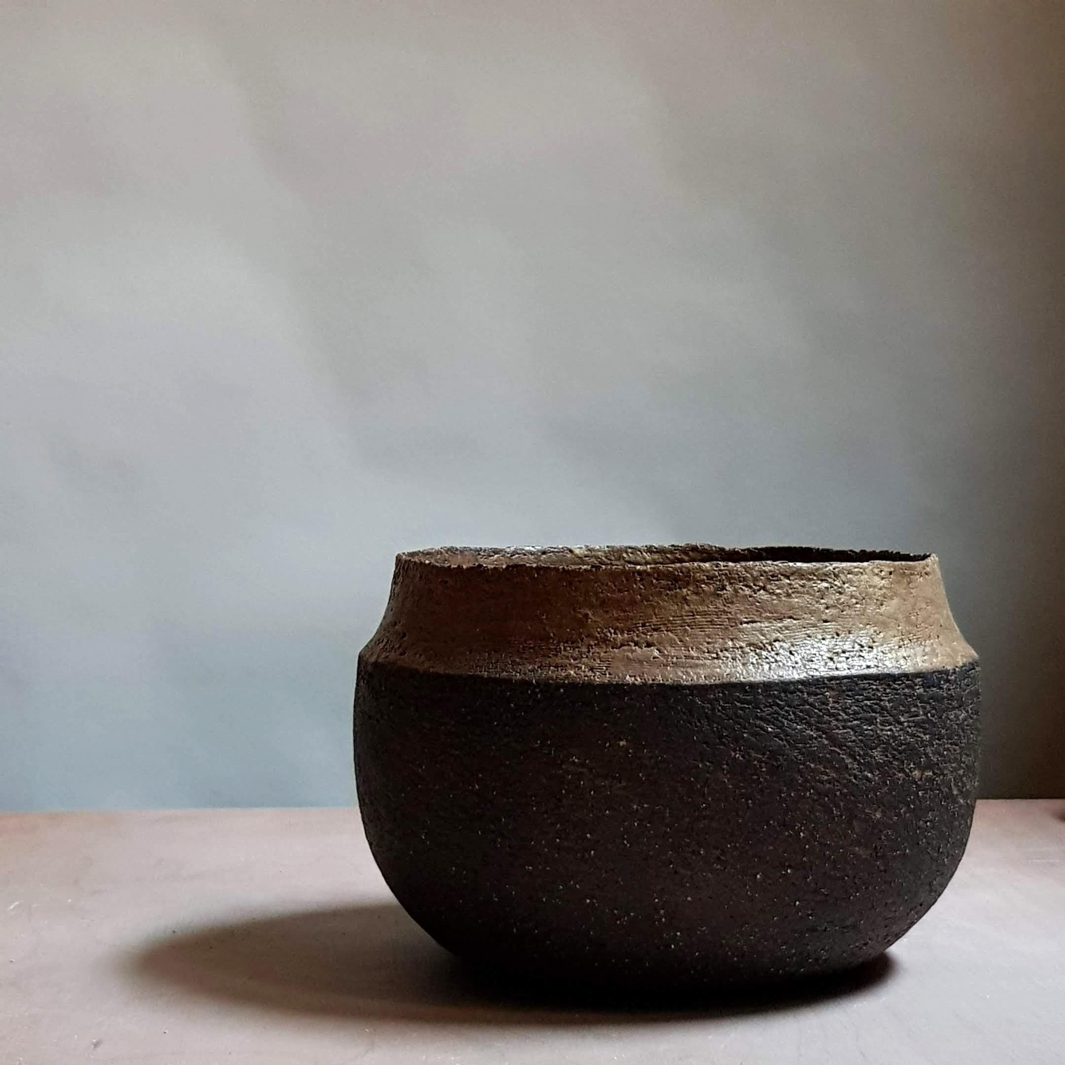 Black Stoneware Dinos Vase by Elena Vasilantonaki In New Condition For Sale In Geneve, CH