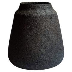 Kados-Vase aus schwarzem Steingut von Elena Vasilantonaki