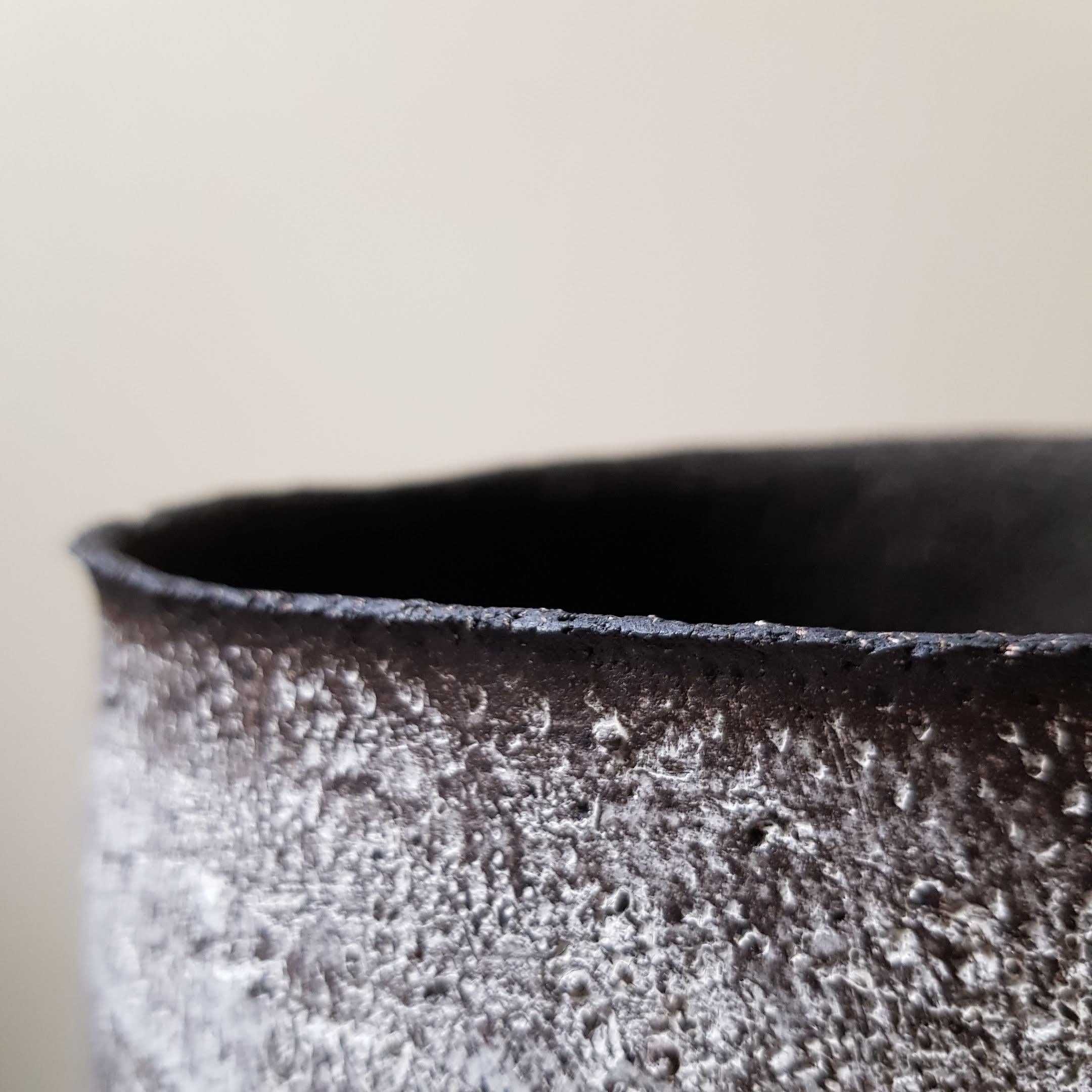Kalathos-Vase aus schwarzem Steingut von Elena Vasilantonaki im Angebot 4