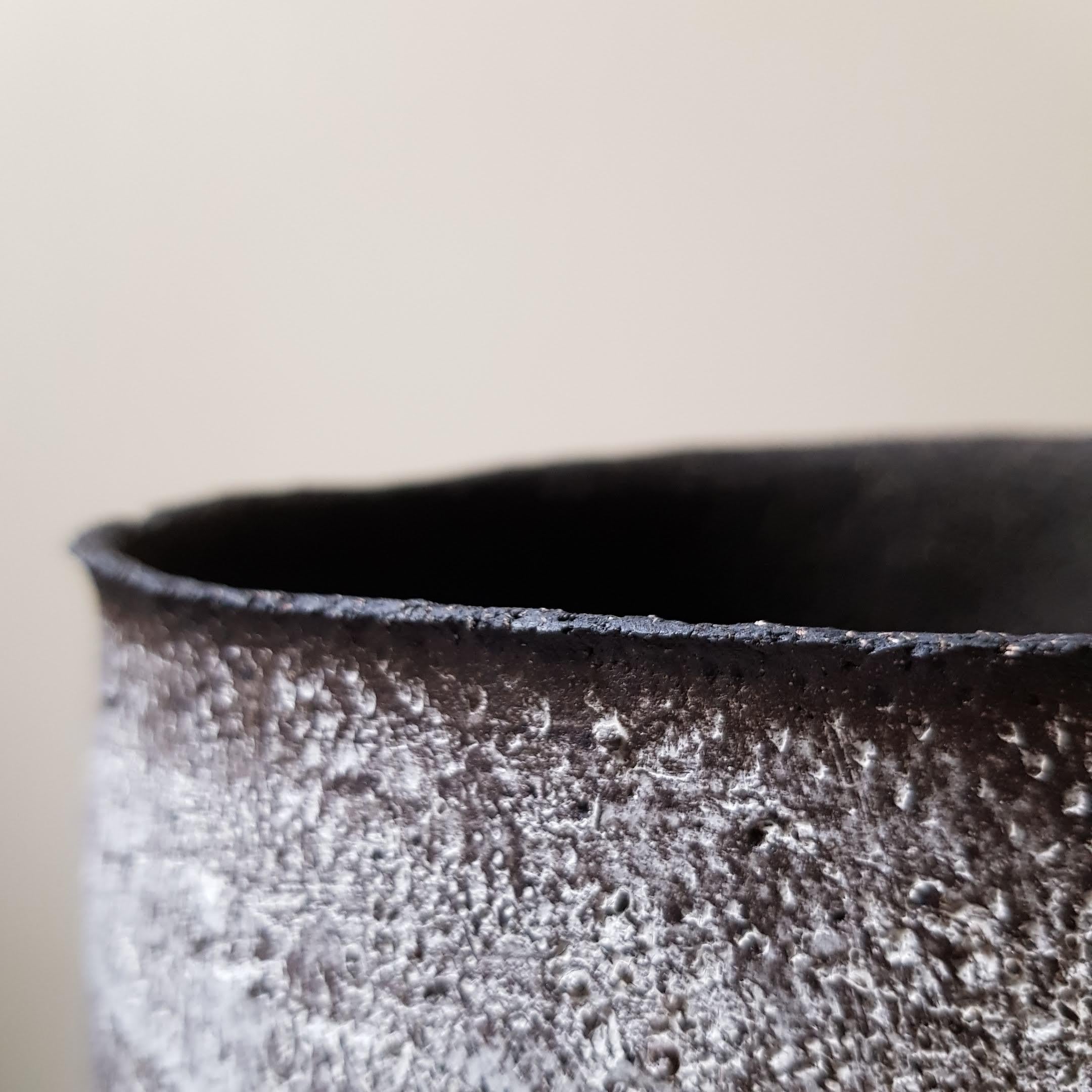 Greco Vaso Kalathos in gres nero di Elena Vasilantonaki in vendita