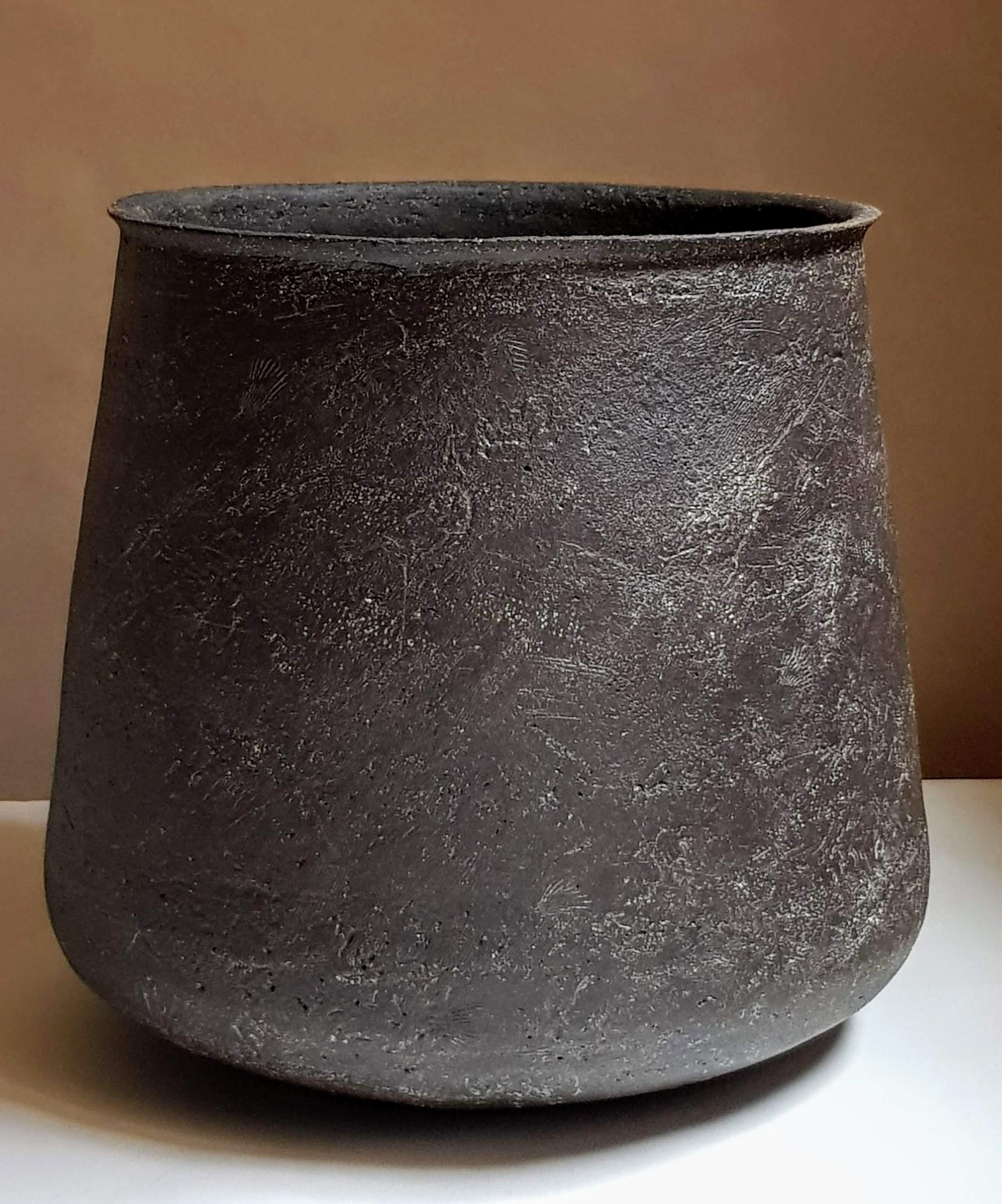 Kalathos-Vase aus schwarzem Steingut von Elena Vasilantonaki (21. Jahrhundert und zeitgenössisch) im Angebot