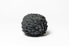 Scultura in gres nero "Plume", di Mart Schrijvers, 2024