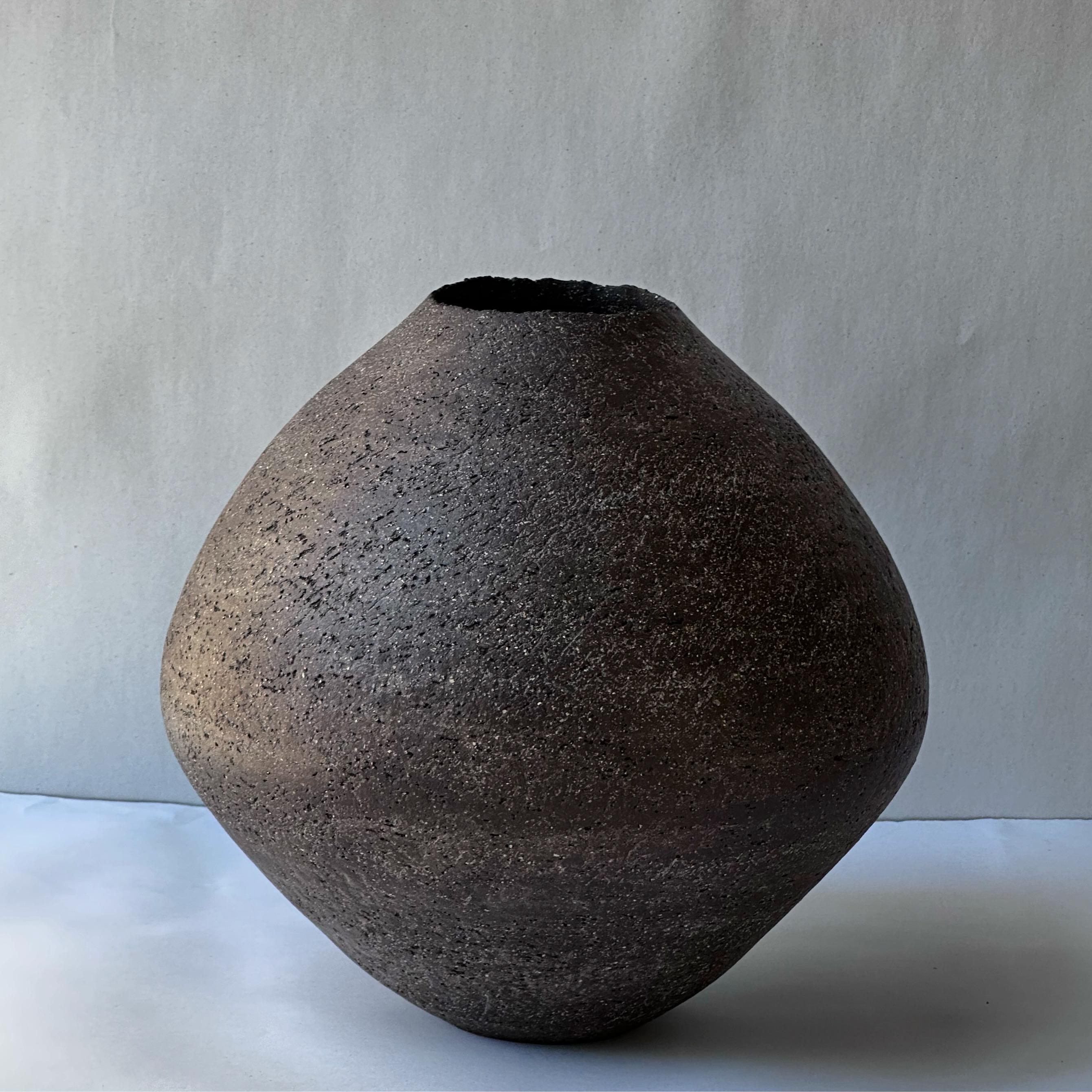Schwarze Sfondyli-Vase aus Steingut von Elena Vasilantonaki (Postmoderne) im Angebot
