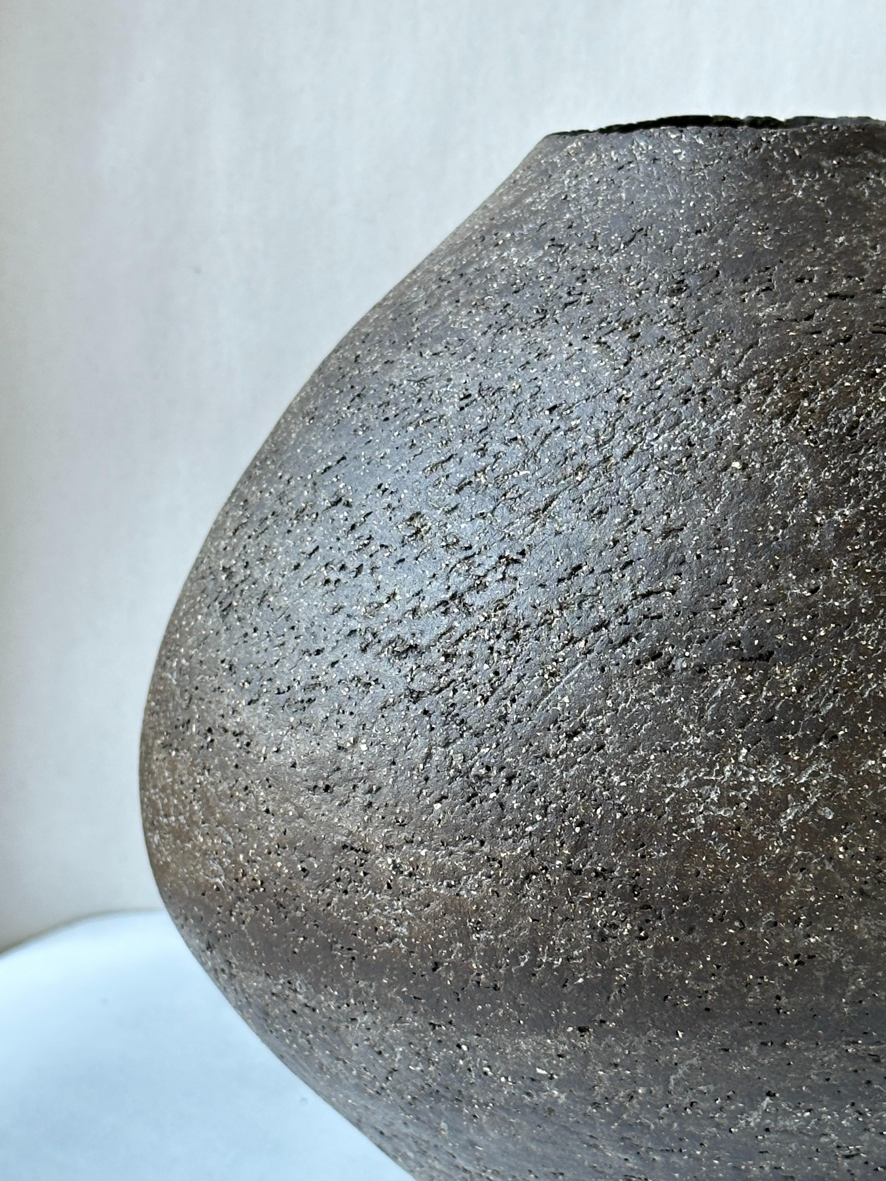 Schwarze Sfondyli-Vase aus Steingut von Elena Vasilantonaki (Griechisch) im Angebot