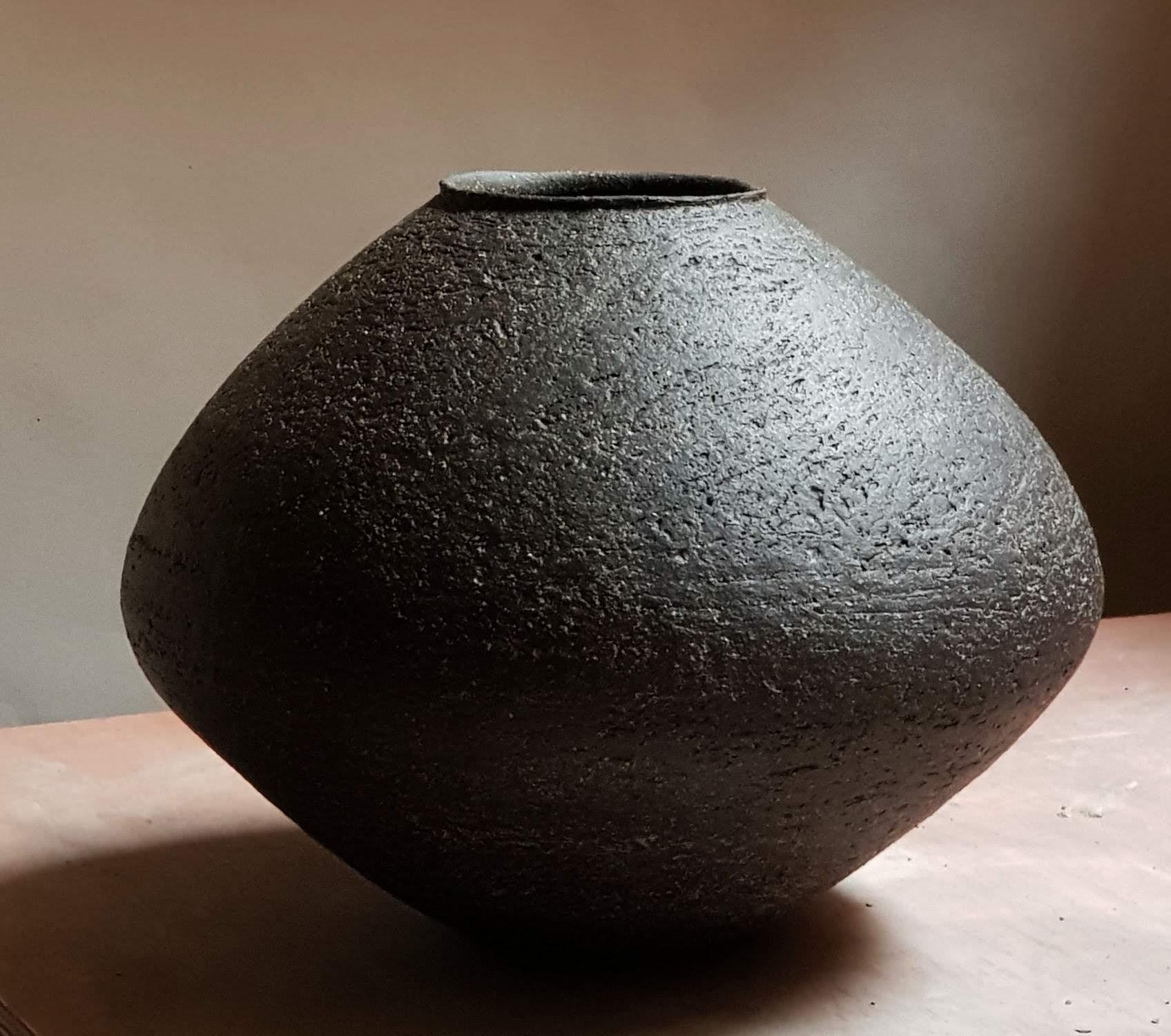 Schwarze Sfondyli-Vase aus Steingut von Elena Vasilantonaki (Sonstiges) im Angebot