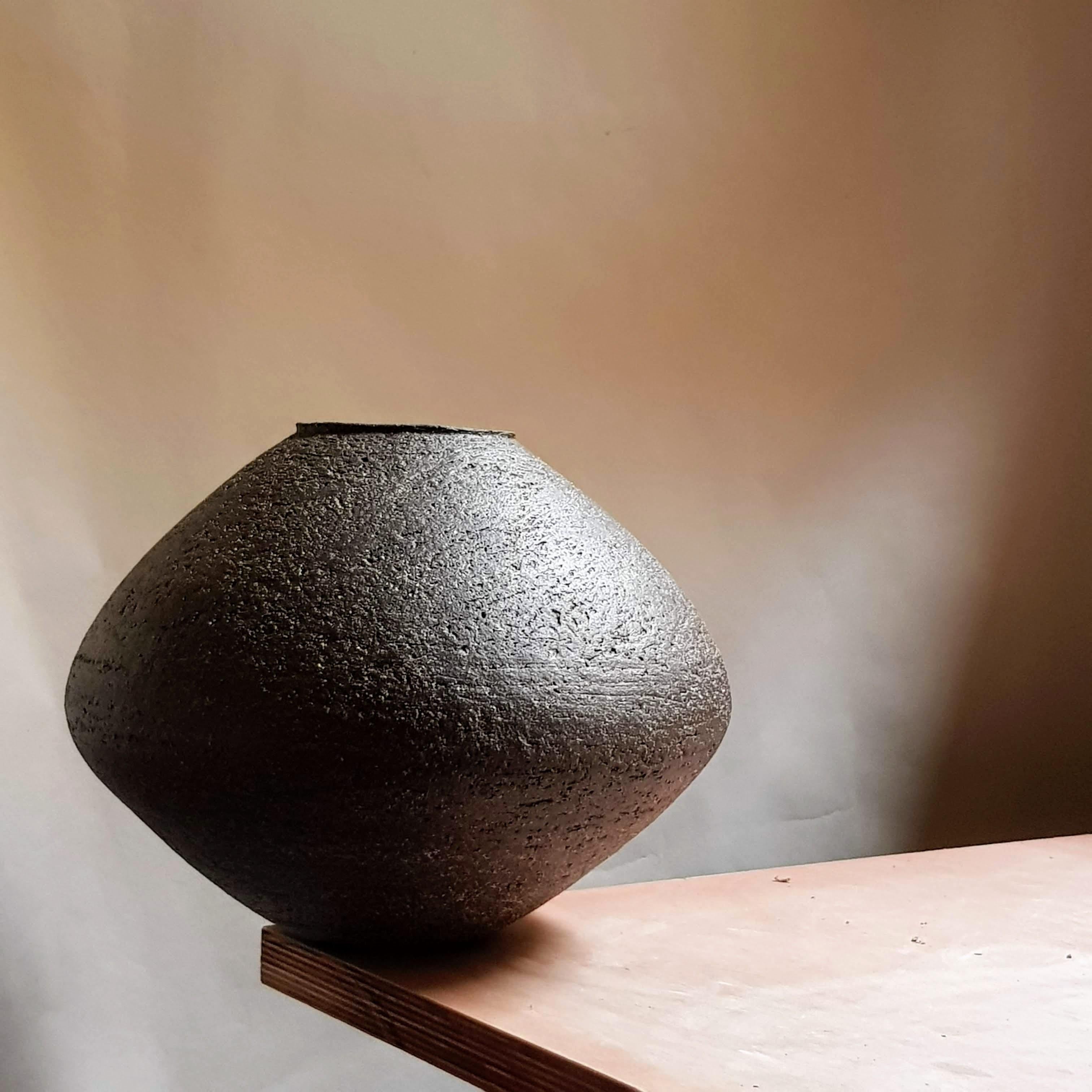 Black Stoneware Sfondyli Vase by Elena Vasilantonaki In New Condition For Sale In Geneve, CH