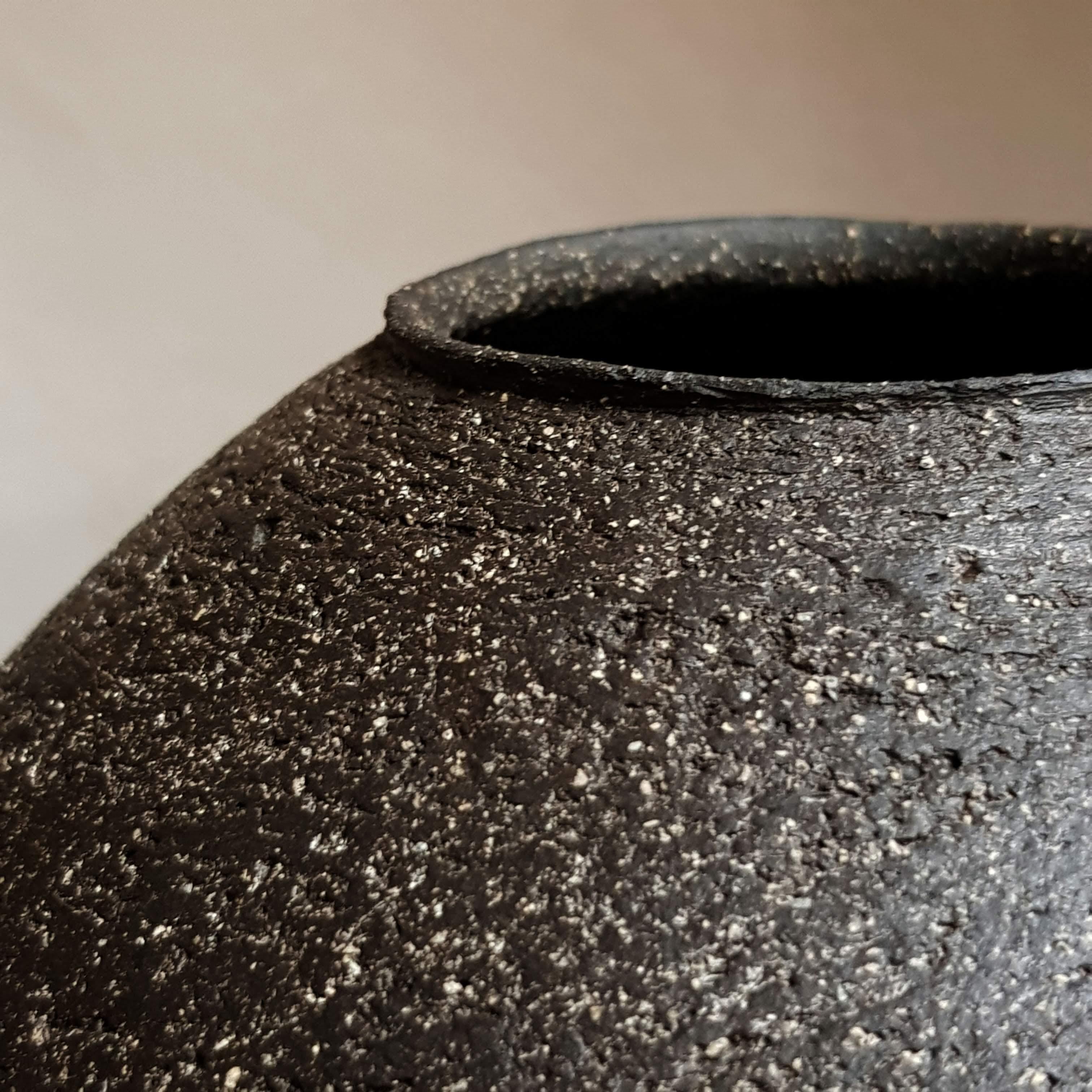 Schwarze Sfondyli-Vase aus Steingut von Elena Vasilantonaki (21. Jahrhundert und zeitgenössisch) im Angebot