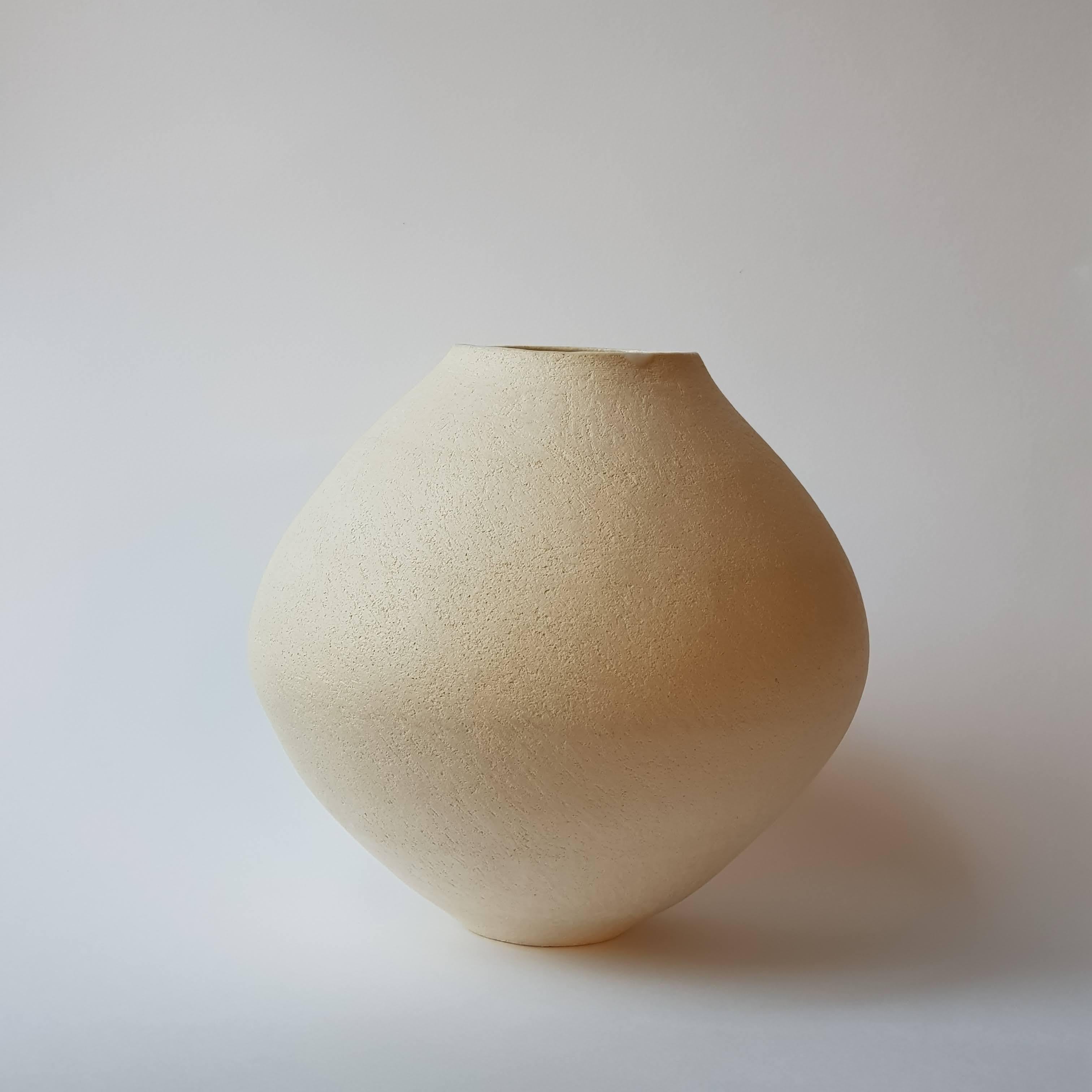 Schwarze Sfondyli-Vase aus Steingut von Elena Vasilantonaki im Angebot 2