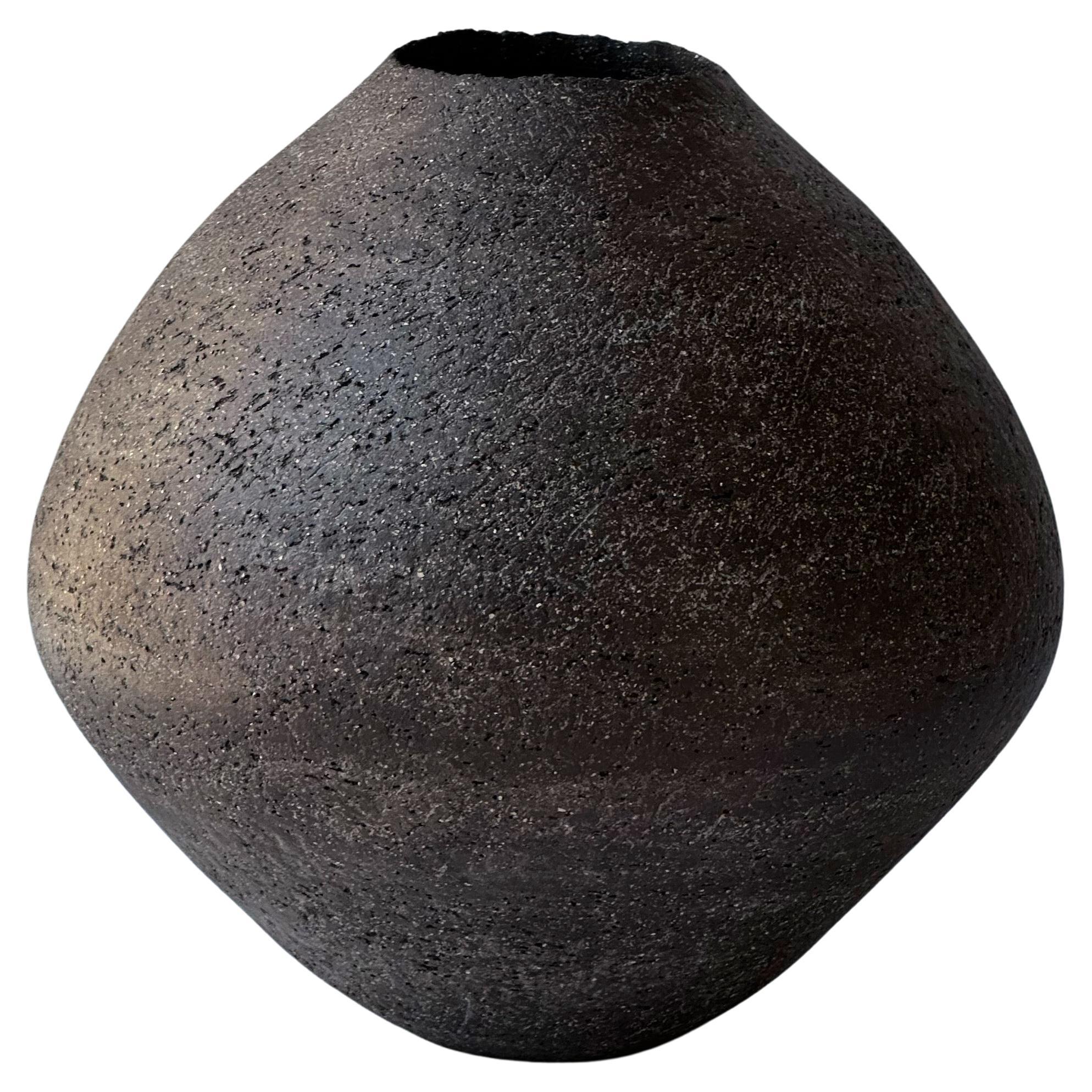 Schwarze Sfondyli-Vase aus Steingut von Elena Vasilantonaki im Angebot