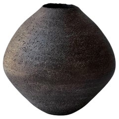 Schwarze Sfondyli-Vase aus Steingut von Elena Vasilantonaki
