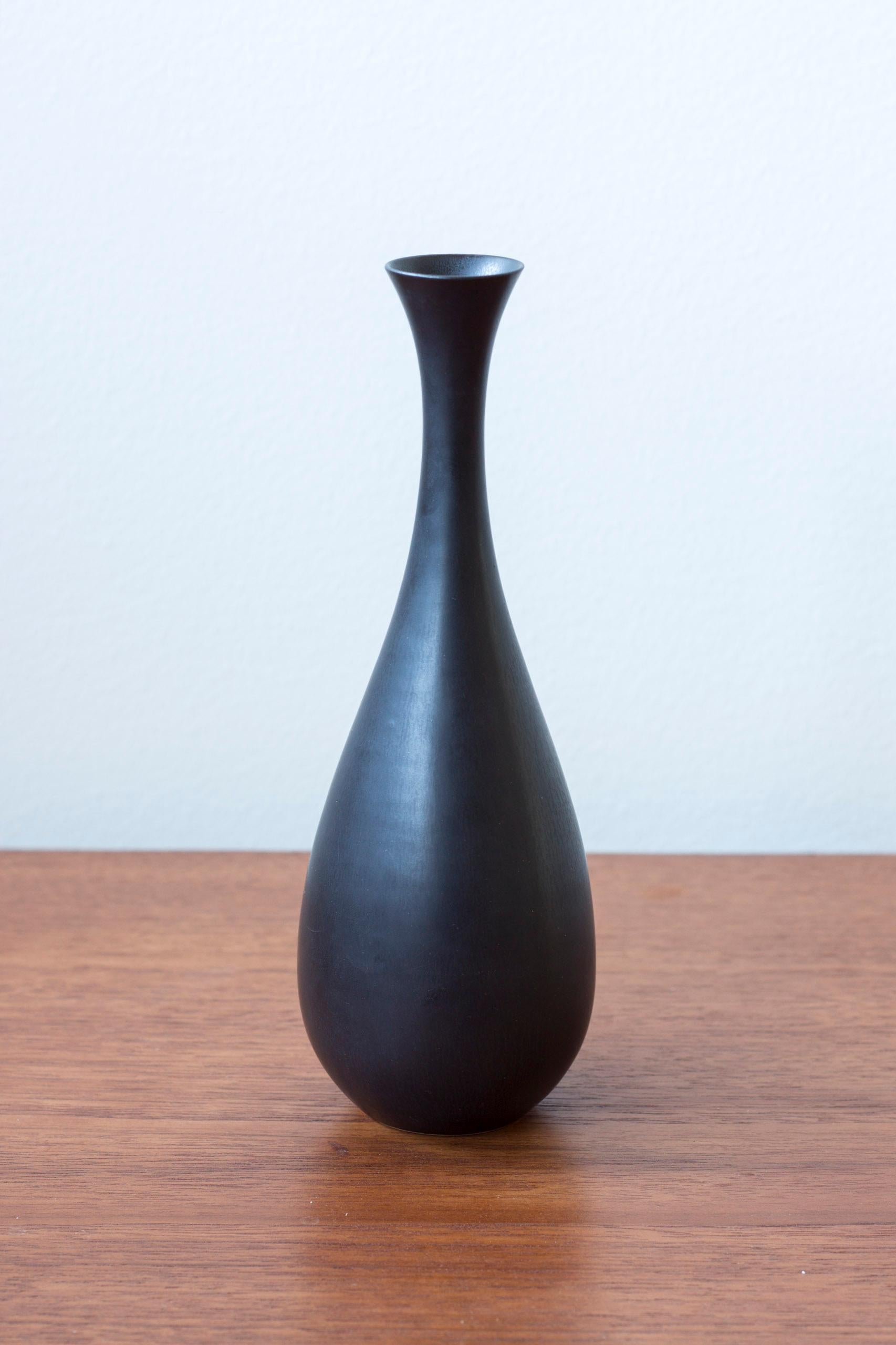 Vase en grès conçu par Carl-Harry Stålhane. Fabriqué à la main à Rörstrand dans les années 1950. Glaçure noire 