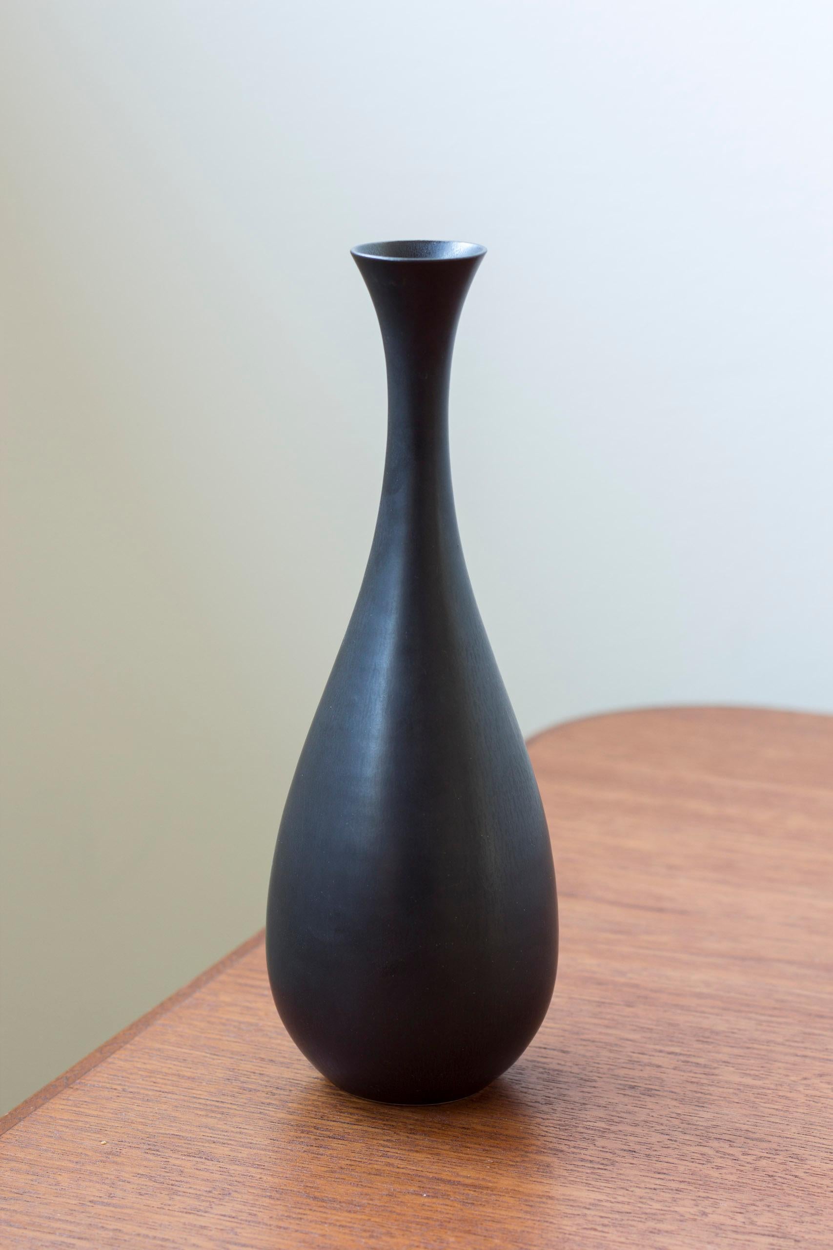 Scandinave moderne Vase en grès noir par Carl-Harry Stålhane, Rörstrand, Suède, années 1950 en vente