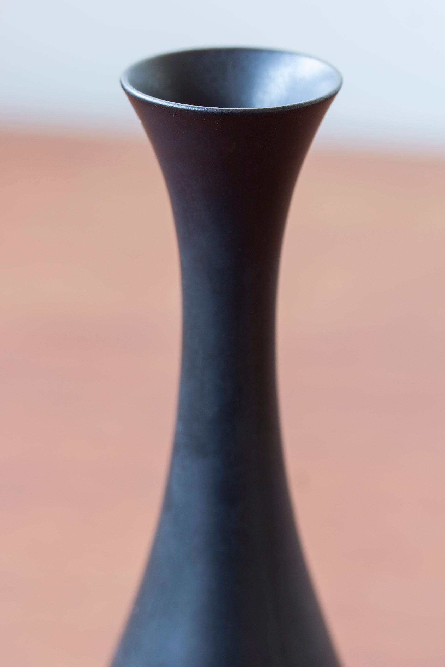 Suédois Vase en grès noir par Carl-Harry Stålhane, Rörstrand, Suède, années 1950 en vente