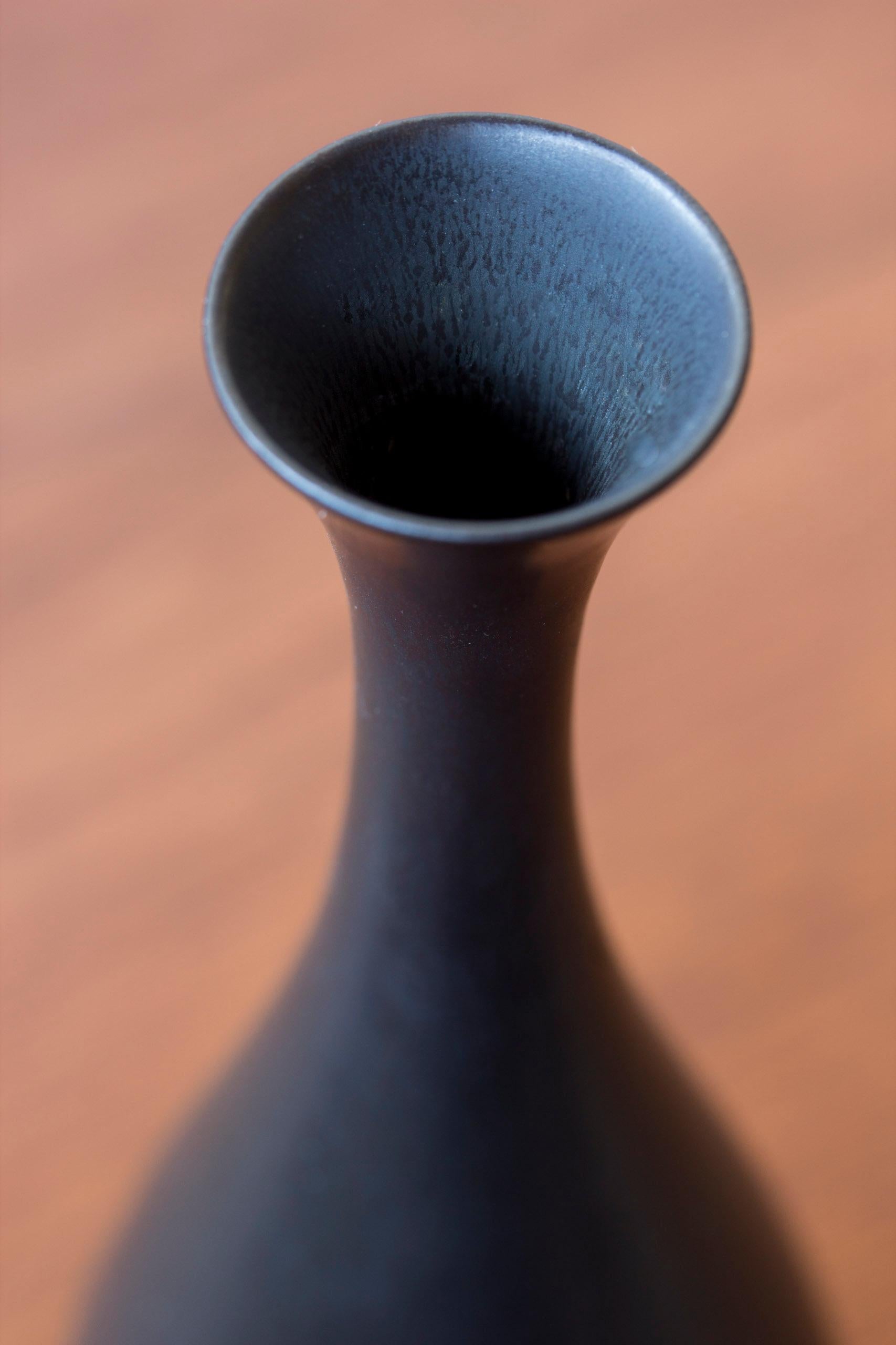 Milieu du XXe siècle Vase en grès noir par Carl-Harry Stålhane, Rörstrand, Suède, années 1950 en vente