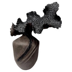 Sculpture en pierre noire en forme de bouque // 184