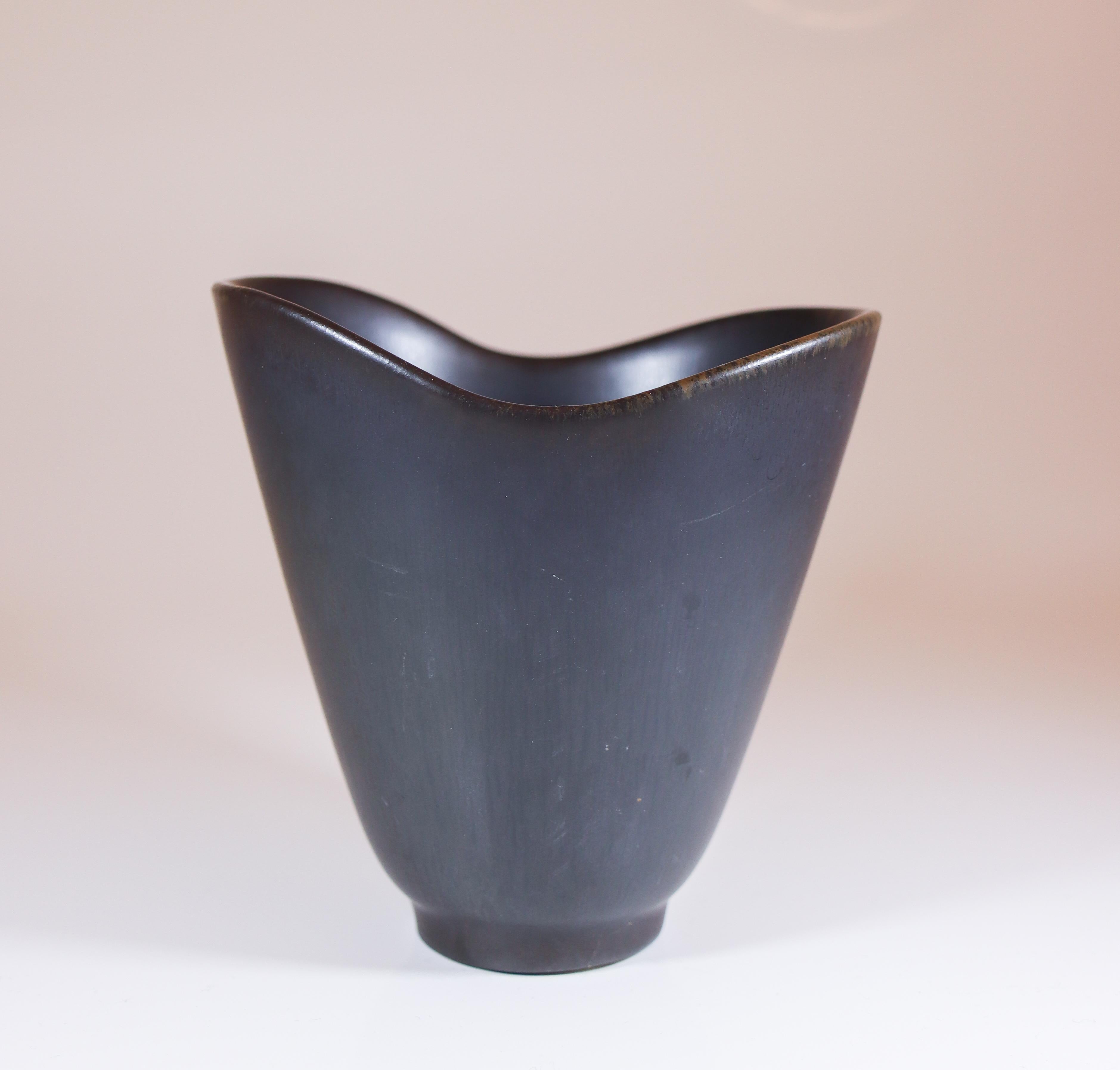 Un delizioso vaso in gres nero disegnato da Carl-Harry Stålhane presso Rörstrand. Il vaso è alto 10,5 cm ed è in ottime condizioni. Il vaso è contrassegnato come seconda qualità a causa di una piccola crepa alla base, ma a parte questo è in ottime