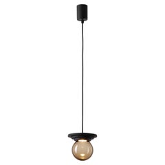 Lampe à suspension noire à mini boule Stratos de Dechem Studio